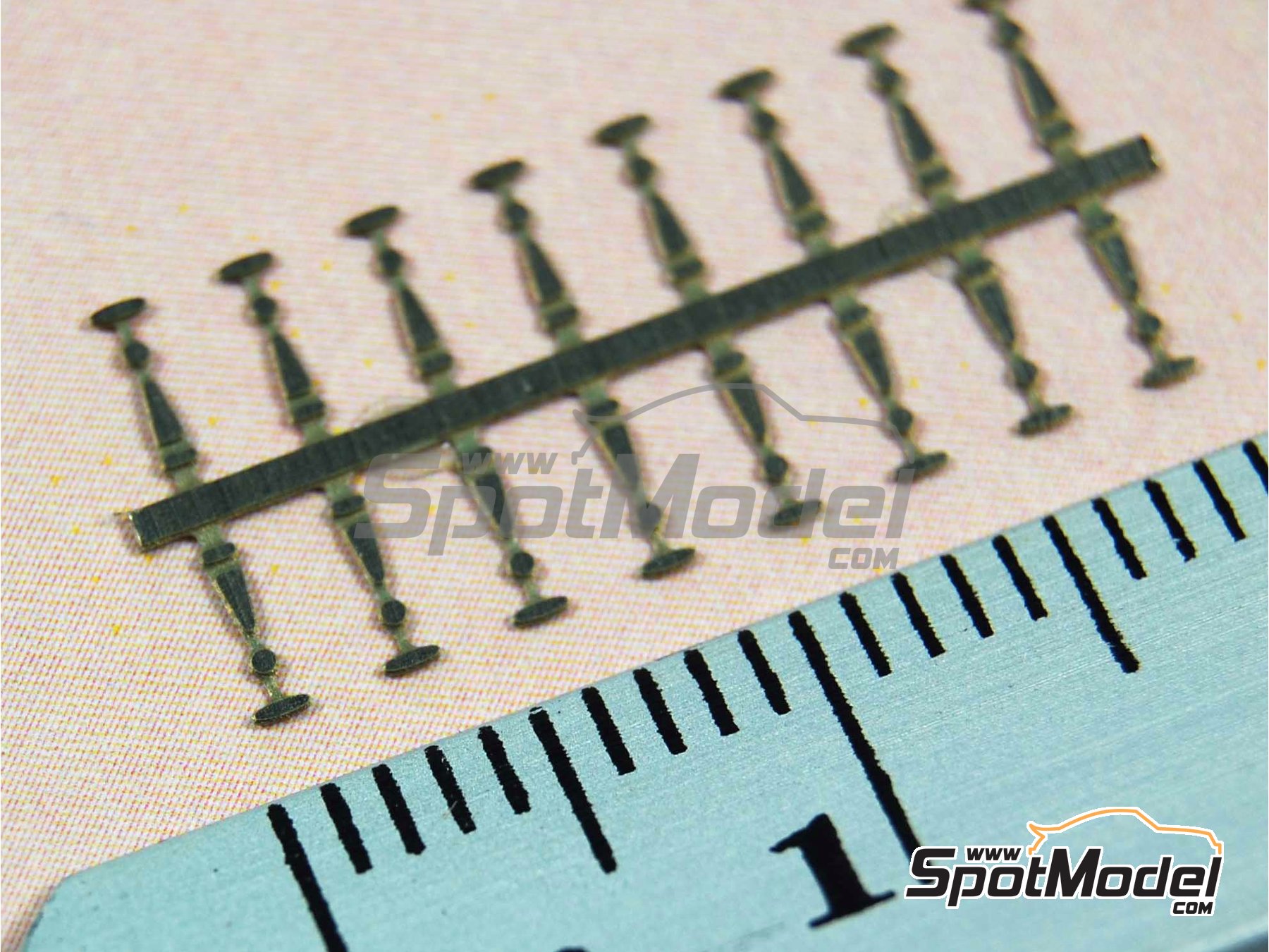 Image 5: Cierre de goma para capot | Cierres de capot en escala&nbsp;1/43 fabricado por Tameo Kits (ref.&nbsp;FT14)