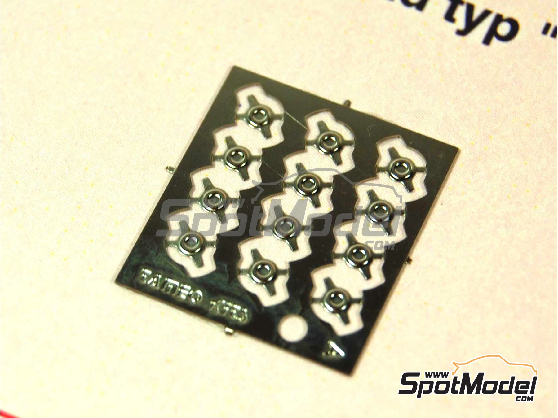 Image 2: Tuerca de aletas para llantas cl&aacute;sicas | Detalle en escala&nbsp;1/43 fabricado por Tameo Kits (ref.&nbsp;FT46)