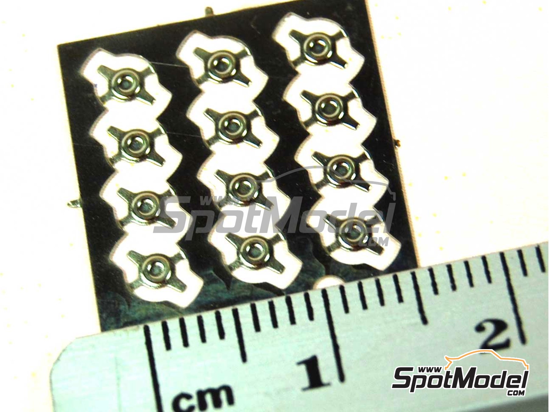 Image 3: Tuerca de aletas para llantas cl&aacute;sicas | Detalle en escala&nbsp;1/43 fabricado por Tameo Kits (ref.&nbsp;FT46)