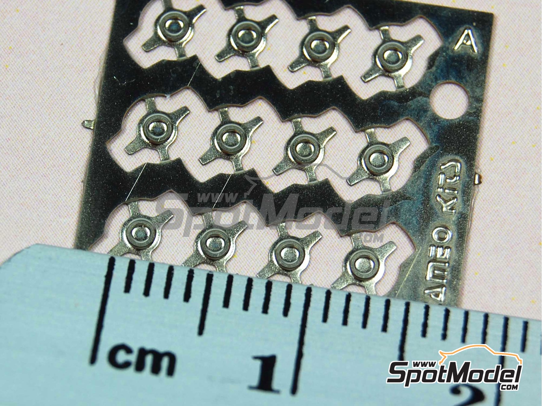 Image 4: Tuerca de aletas para llantas cl&aacute;sicas | Detalle en escala&nbsp;1/43 fabricado por Tameo Kits (ref.&nbsp;FT46)