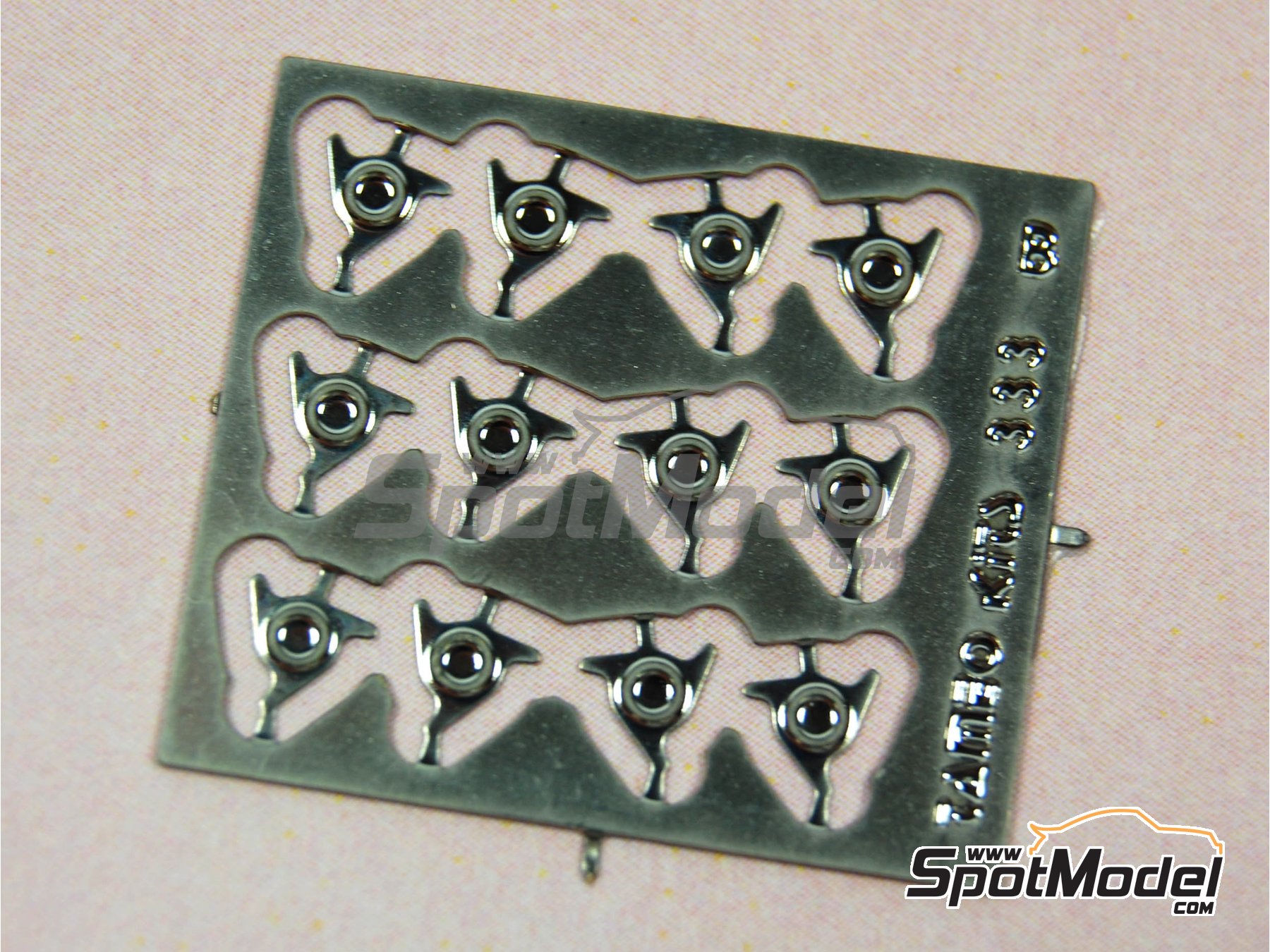 Image 2: Tuerca de aletas para llantas cl&aacute;sicas | Detalle en escala&nbsp;1/43 fabricado por Tameo Kits (ref.&nbsp;FT47)