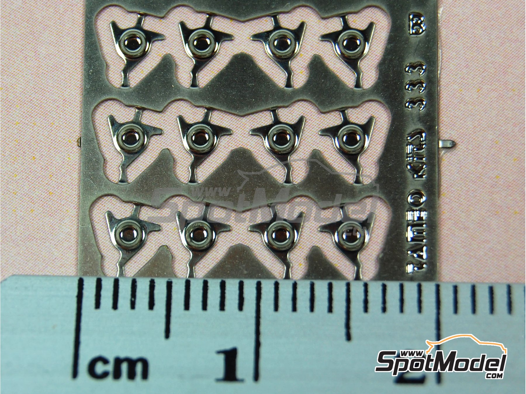 Image 3: Tuerca de aletas para llantas cl&aacute;sicas | Detalle en escala&nbsp;1/43 fabricado por Tameo Kits (ref.&nbsp;FT47)