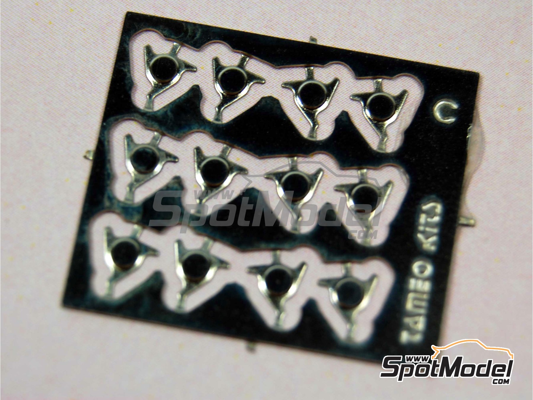 Image 2: Wing nuts type C | Detail in 1/43 scale manufactured by Tameo Kits (ref.&nbsp;FT48)