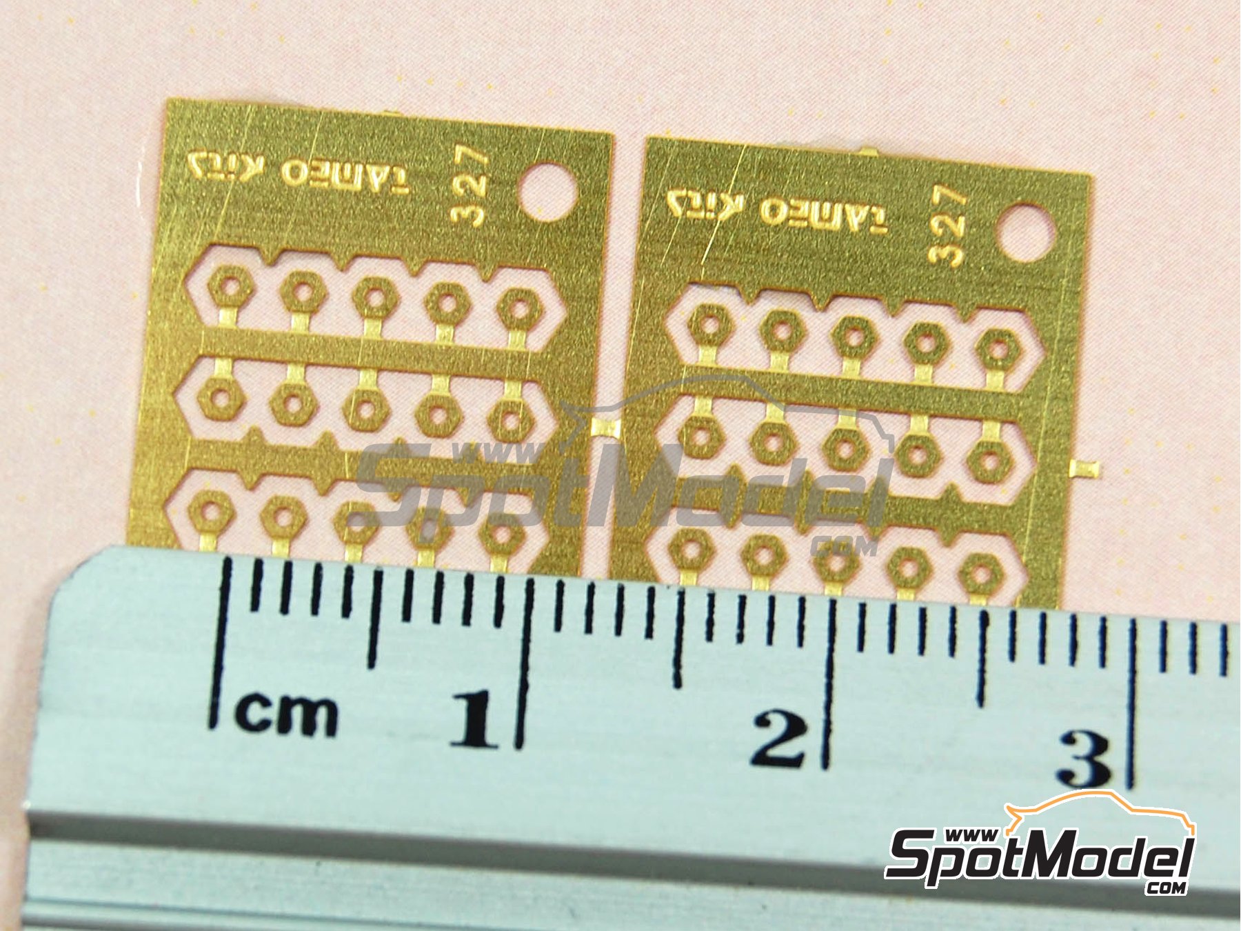 Image 4: F1 wheel nuts | Nuts in 1/43 scale manufactured by Tameo Kits (ref.&nbsp;FT53)