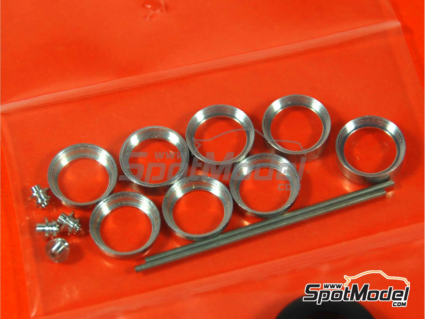 Image 2: Llanta de radios de los a&ntilde;os 1950 con tuerca con dos aletas | Set de llantas y neum&aacute;ticos en escala&nbsp;1/43 fabricado por Tameo Kits (ref.&nbsp;PWT01)