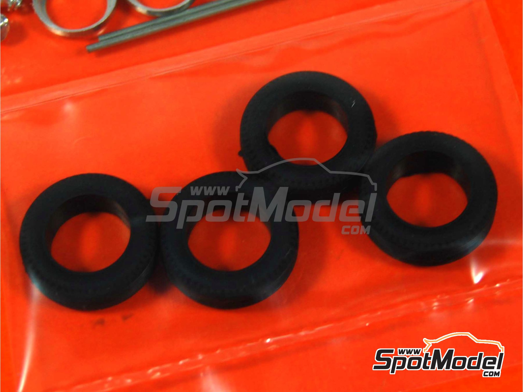 Image 3: Llanta de radios de los a&ntilde;os 1950 con tuerca con dos aletas | Set de llantas y neum&aacute;ticos en escala&nbsp;1/43 fabricado por Tameo Kits (ref.&nbsp;PWT01)