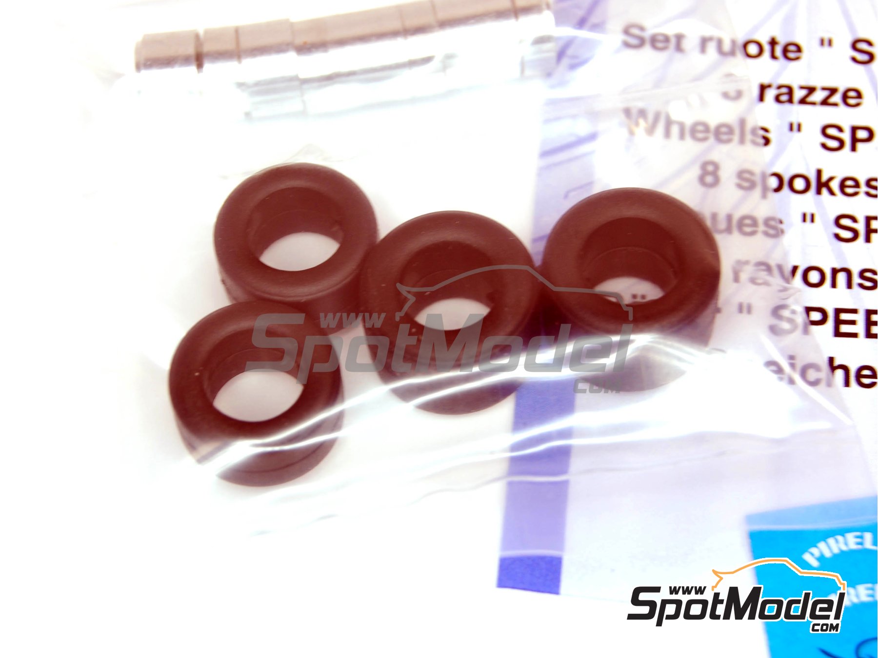 Image 4: Speedline F1 gold 8 spokes | Rims and tyres set in 1/43 scale manufactured by Tameo Kits (ref.&nbsp;PWT04)