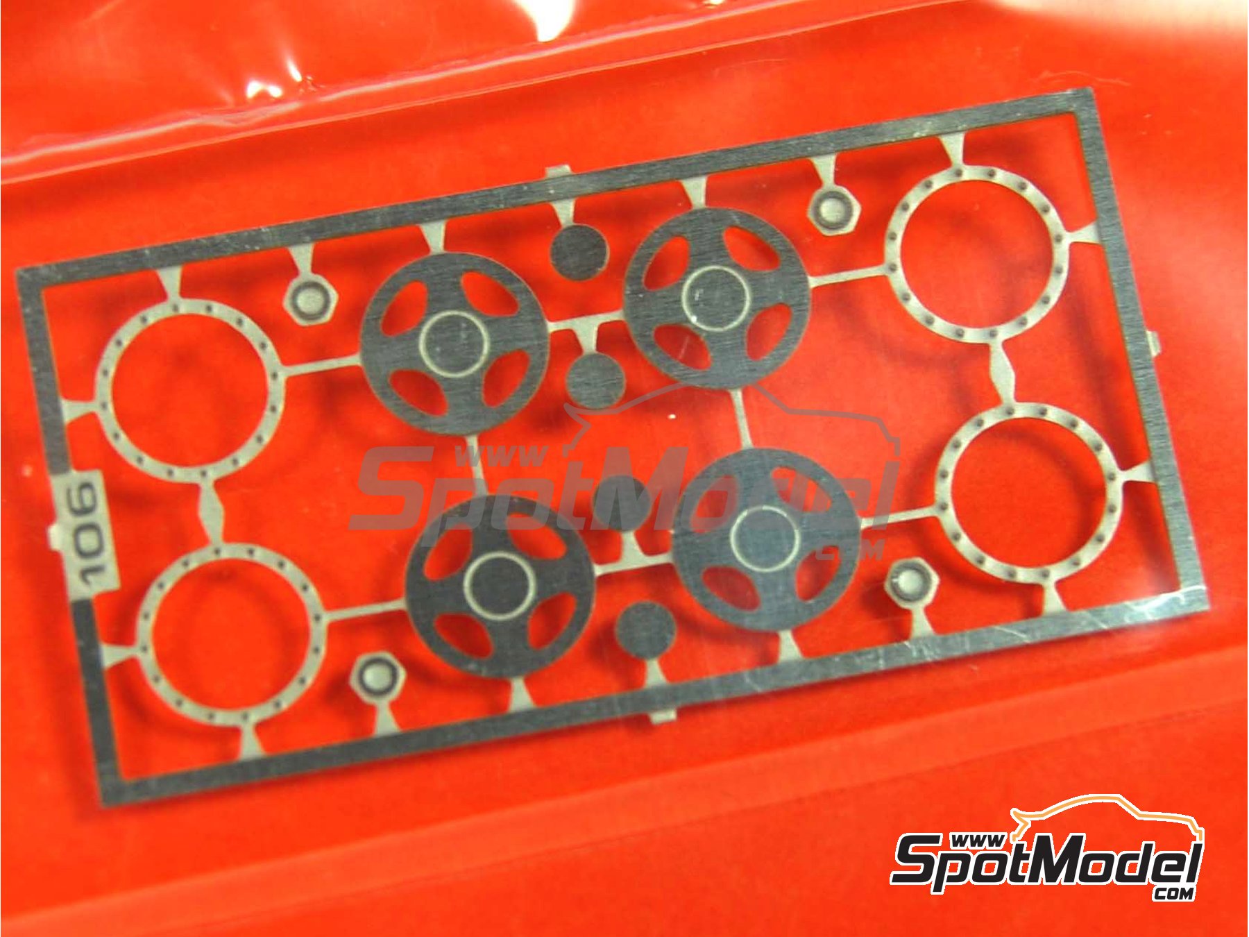 Image 2: Enkei F1 de 4 radios | Set de llantas y neum&aacute;ticos en escala&nbsp;1/43 fabricado por Tameo Kits (ref.&nbsp;PWT12)