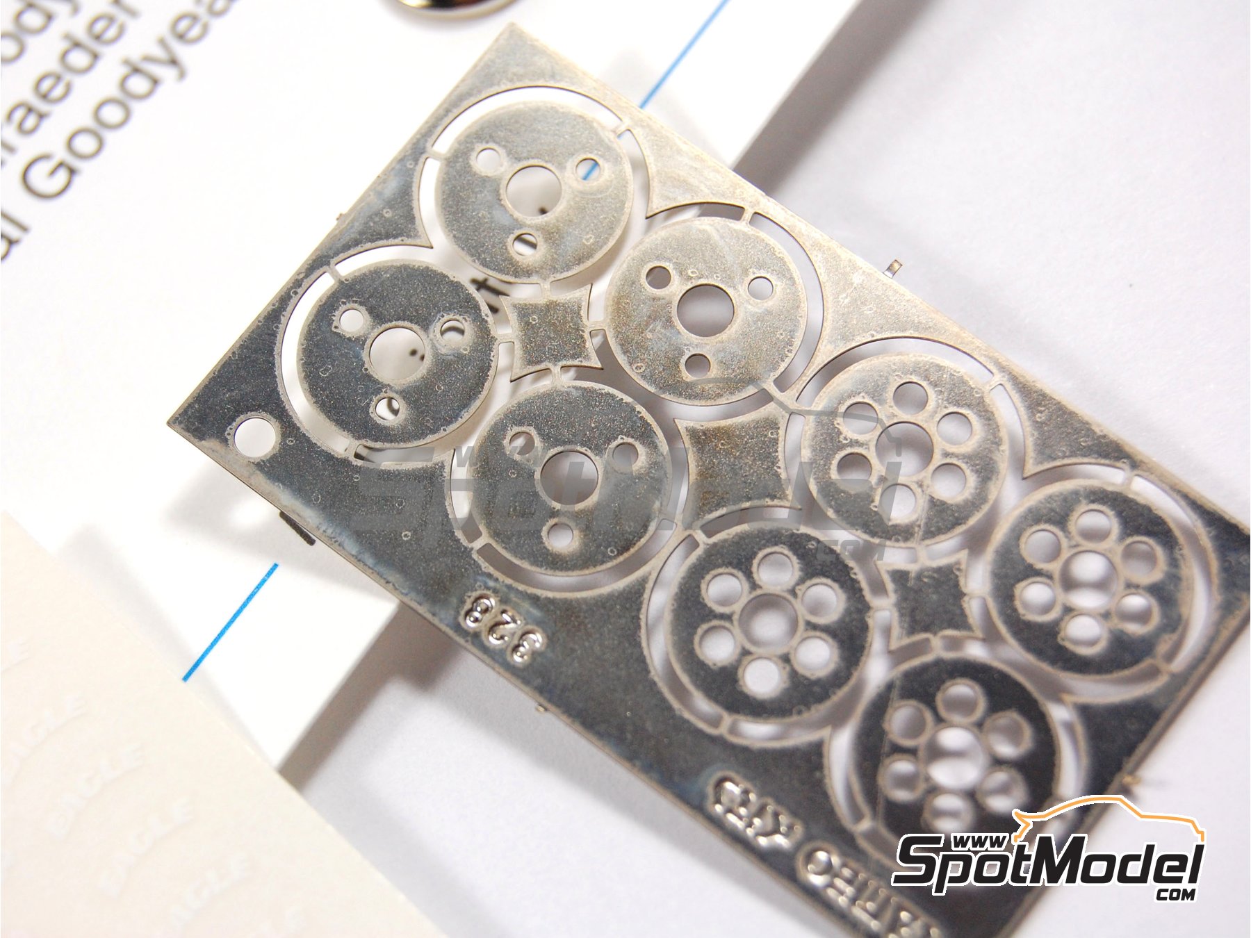 Image 3: Llantas con neumaticos tipo Indy | Set de llantas y neumáticos en escala 1/43 fabricado por Tameo Kits (ref. PWT13)