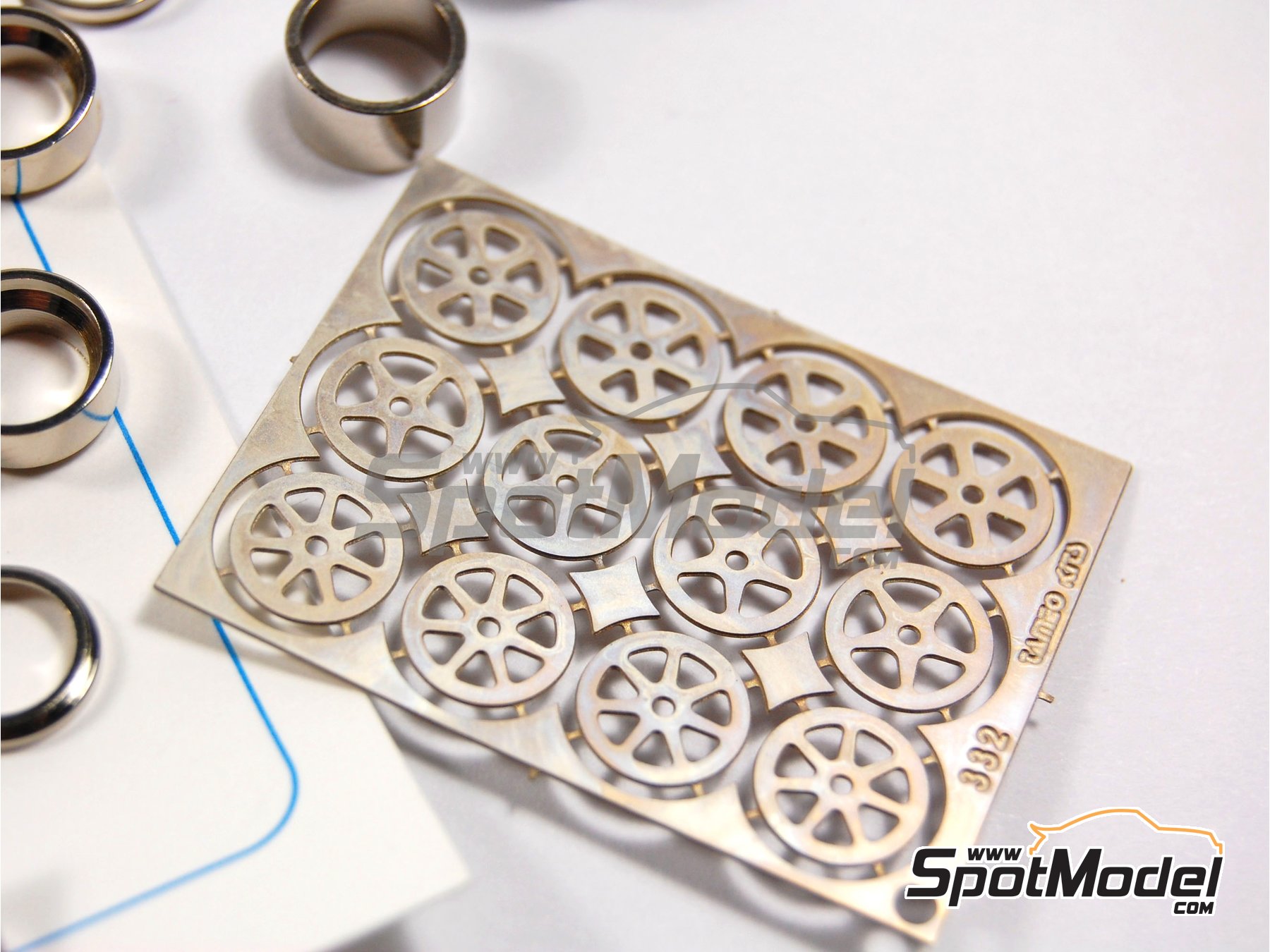 Image 4: Llantas con neumaticos tipo Indy | Set de llantas y neumáticos en escala 1/43 fabricado por Tameo Kits (ref. PWT13)