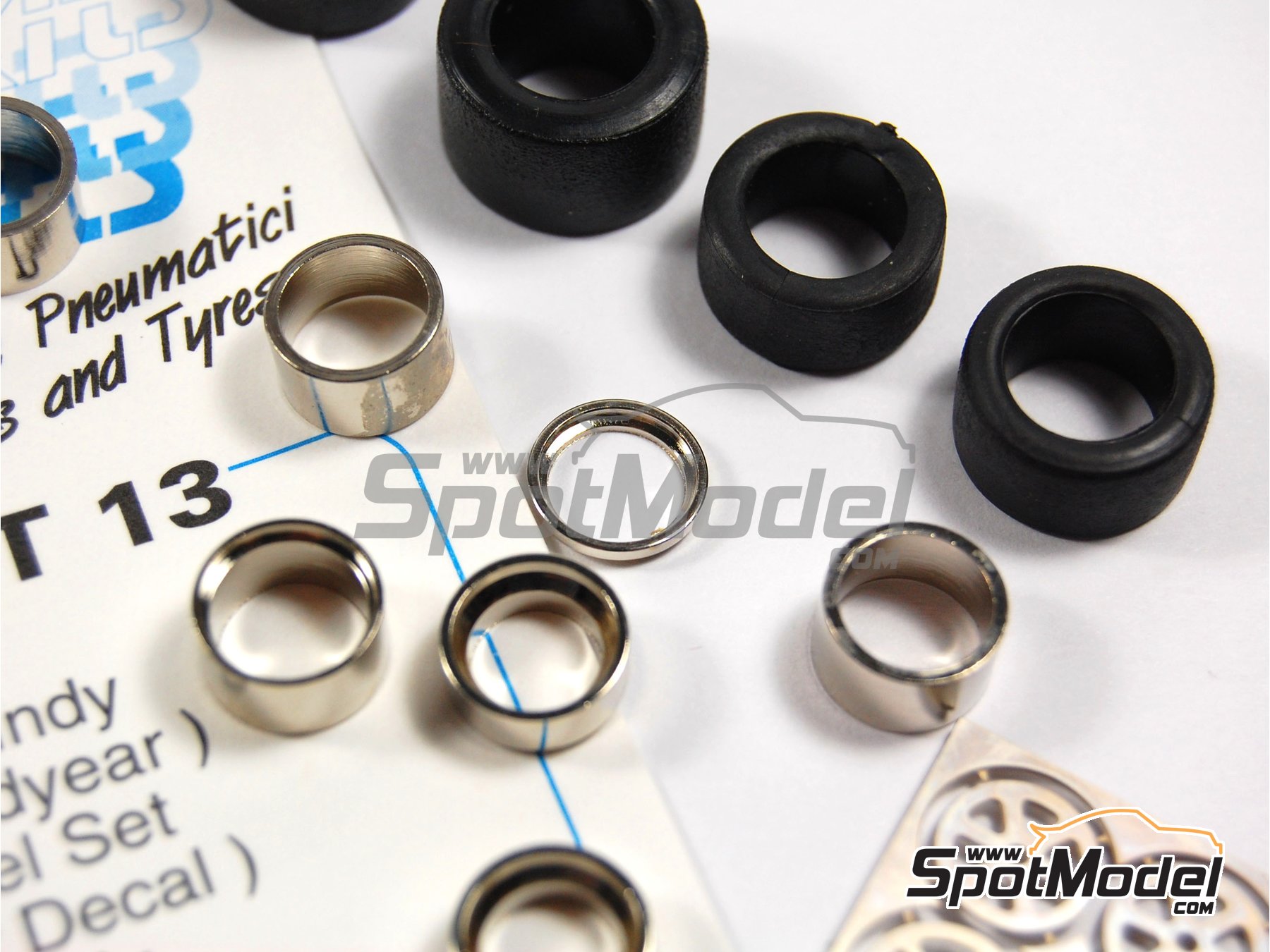 Image 5: Llantas con neumaticos tipo Indy | Set de llantas y neumáticos en escala 1/43 fabricado por Tameo Kits (ref. PWT13)