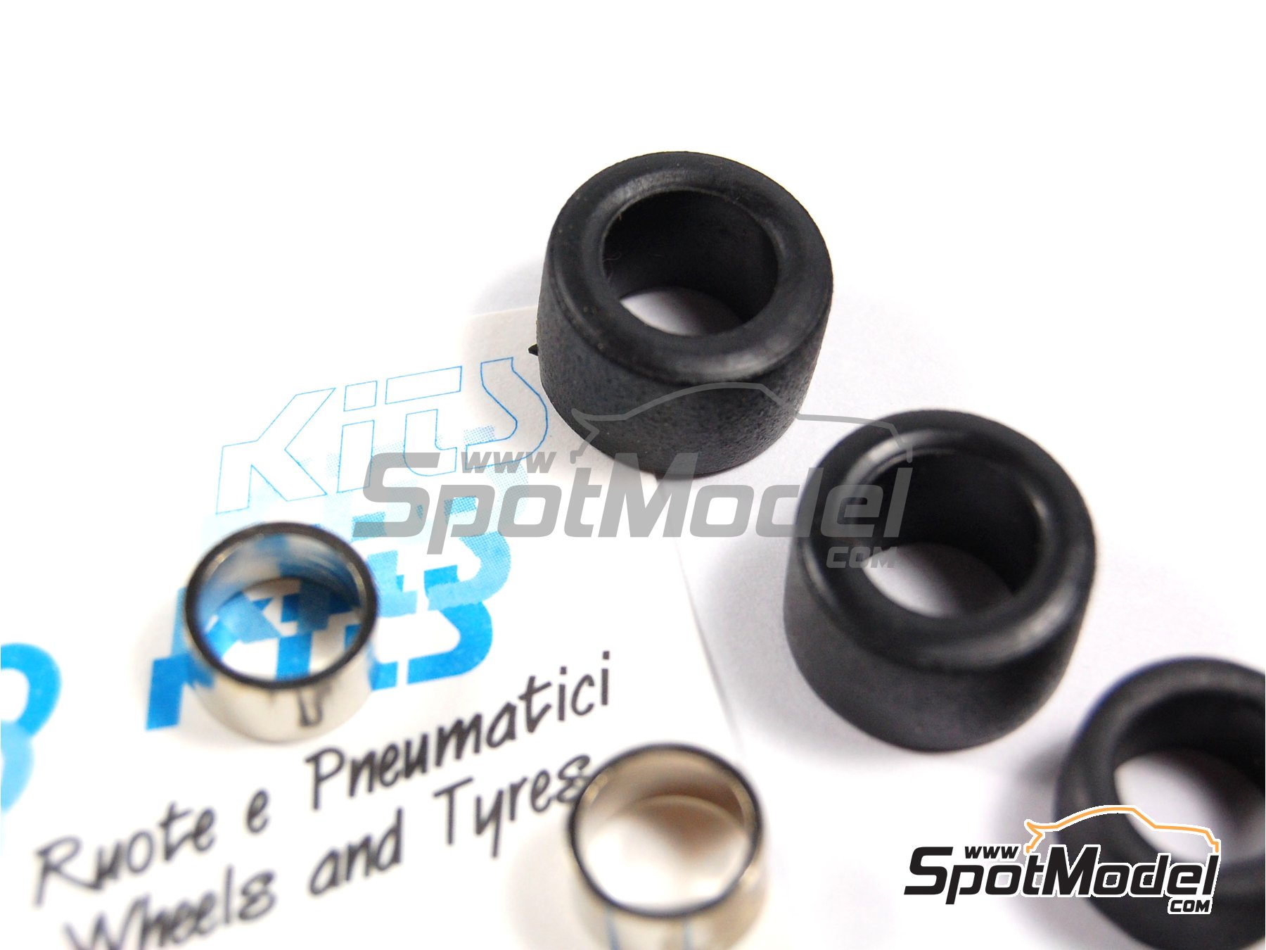 Image 6: Llantas con neumaticos tipo Indy | Set de llantas y neumáticos en escala 1/43 fabricado por Tameo Kits (ref. PWT13)