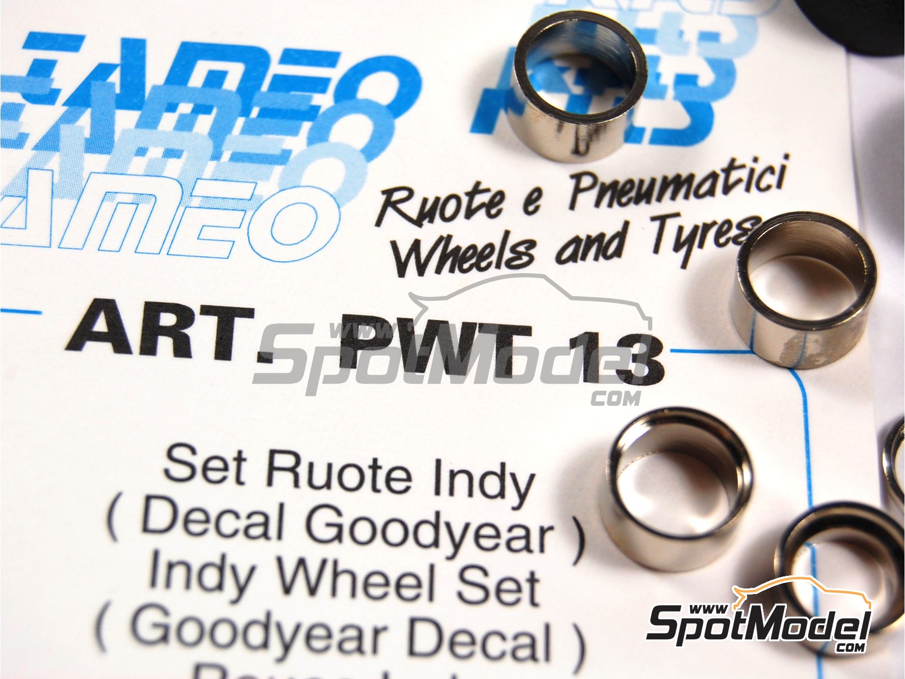 Image 7: Llantas con neumaticos tipo Indy | Set de llantas y neumáticos en escala 1/43 fabricado por Tameo Kits (ref. PWT13)