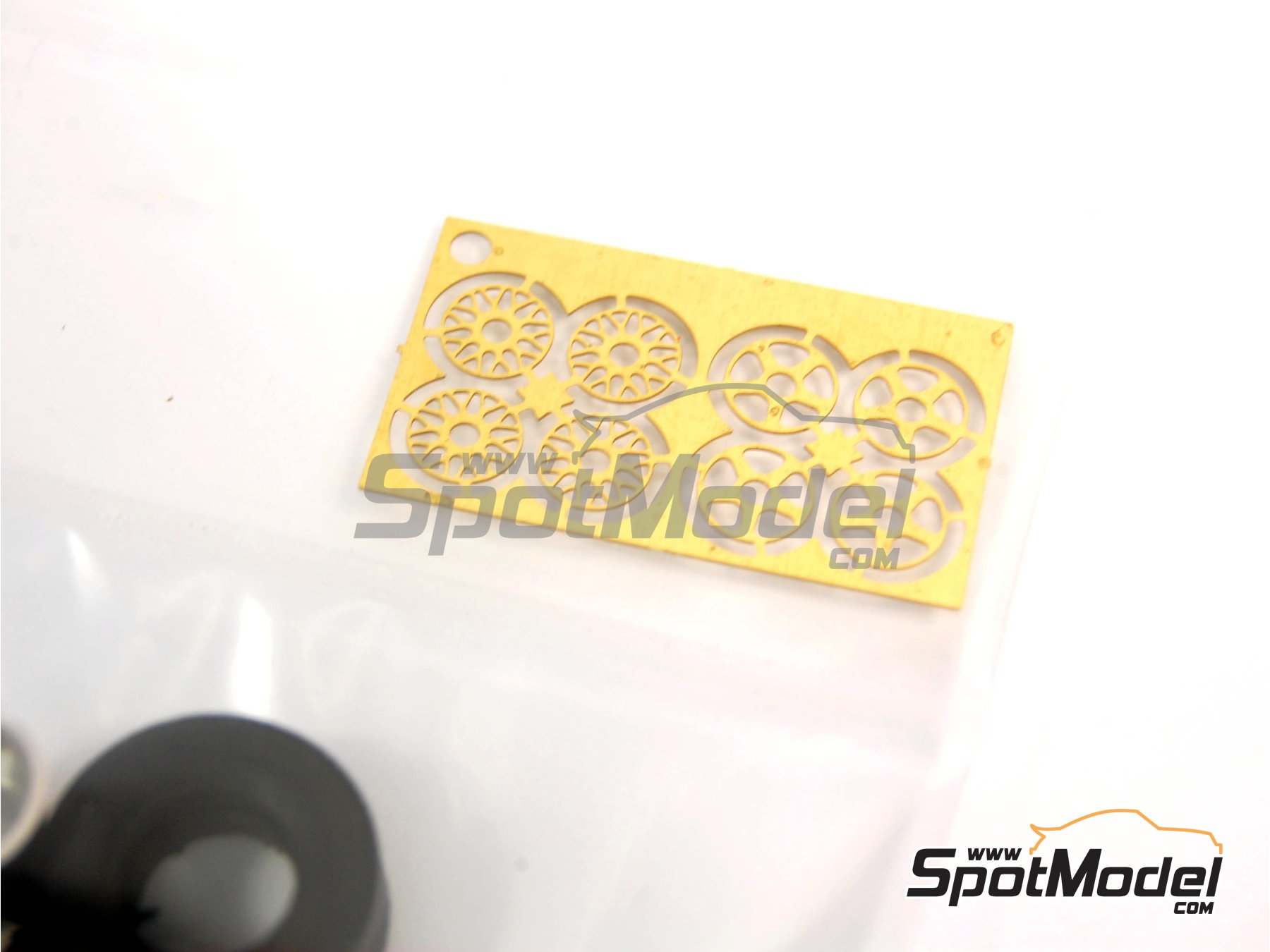 Image 2: BBS con neumaticos de lluvia - Campeonato del Mundo FIA de Formula 1 1993 | Set de llantas y neum&aacute;ticos en escala&nbsp;1/43 fabricado por Tameo Kits (ref.&nbsp;PWT17)