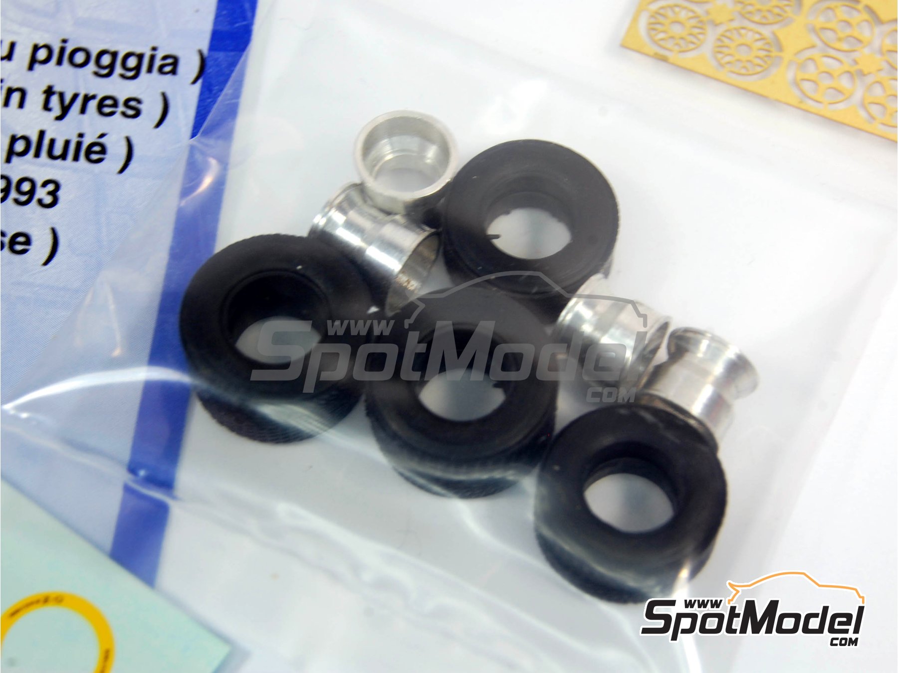 Image 3: BBS con neumaticos de lluvia - Campeonato del Mundo FIA de Formula 1 1993 | Set de llantas y neum&aacute;ticos en escala&nbsp;1/43 fabricado por Tameo Kits (ref.&nbsp;PWT17)