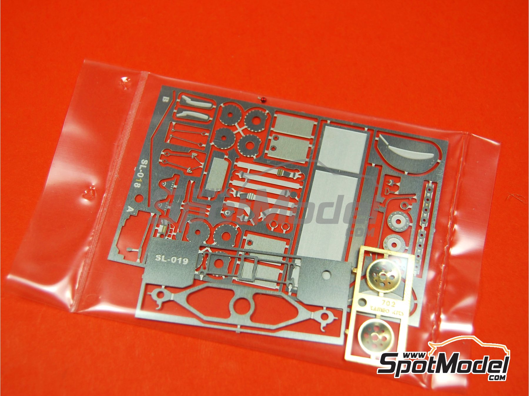 Image 5: Shadow Ford DN5 sponsored by UOP - Italian Formula 1 Grand Prix 1975 | Car scale model kit in 1/43 scale manufactured by Tameo Kits (ref.&nbsp;SLK017)