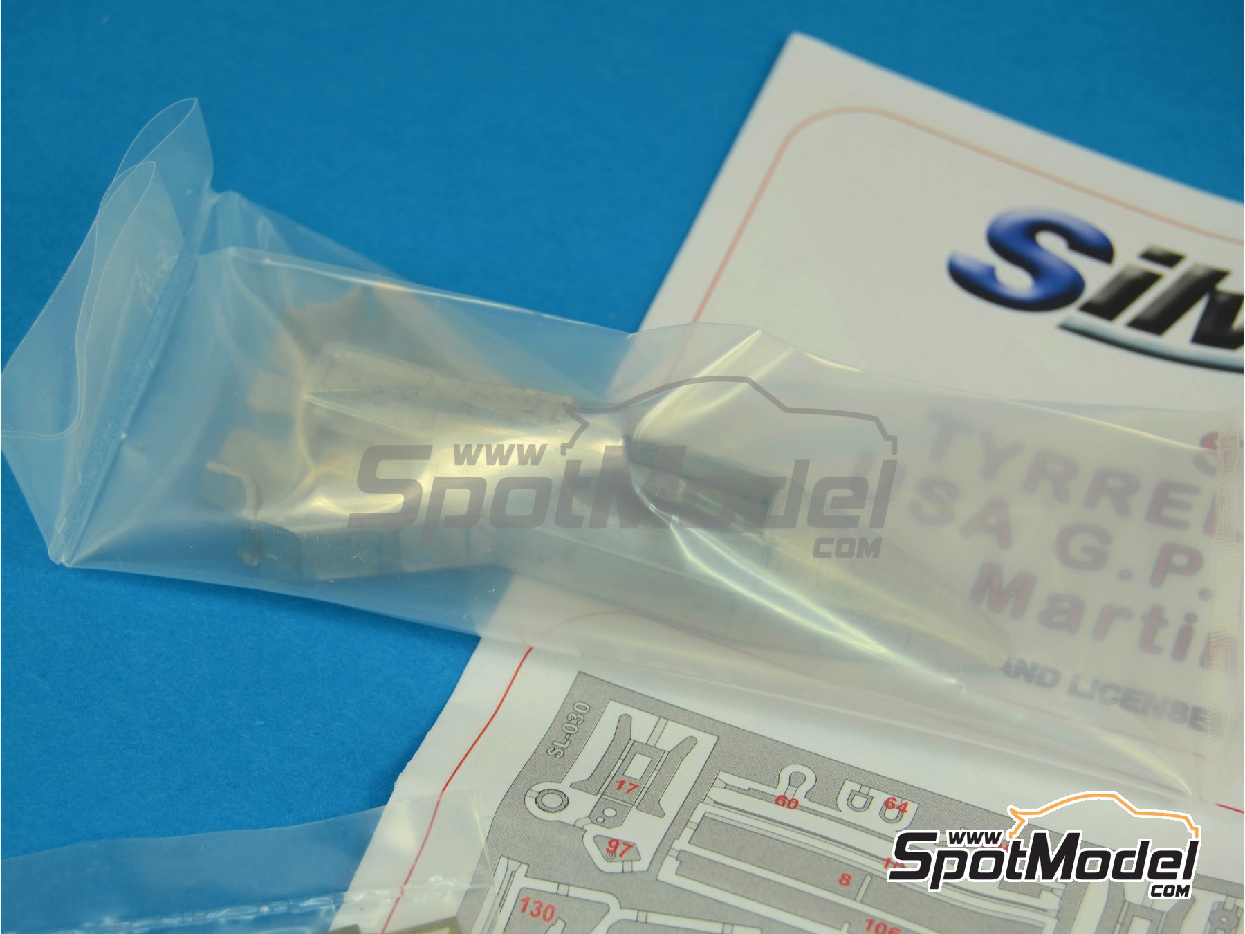 Image 4: Tyrrell Ford 012 Equipo Tyrrell Racing patrocinado por DeLonghi - Gran Premio de Fórmula 1 de los Estados Unidos de América 1984 | Maqueta de coche en escala 1/43 fabricado por Tameo Kits (ref. SLK033)