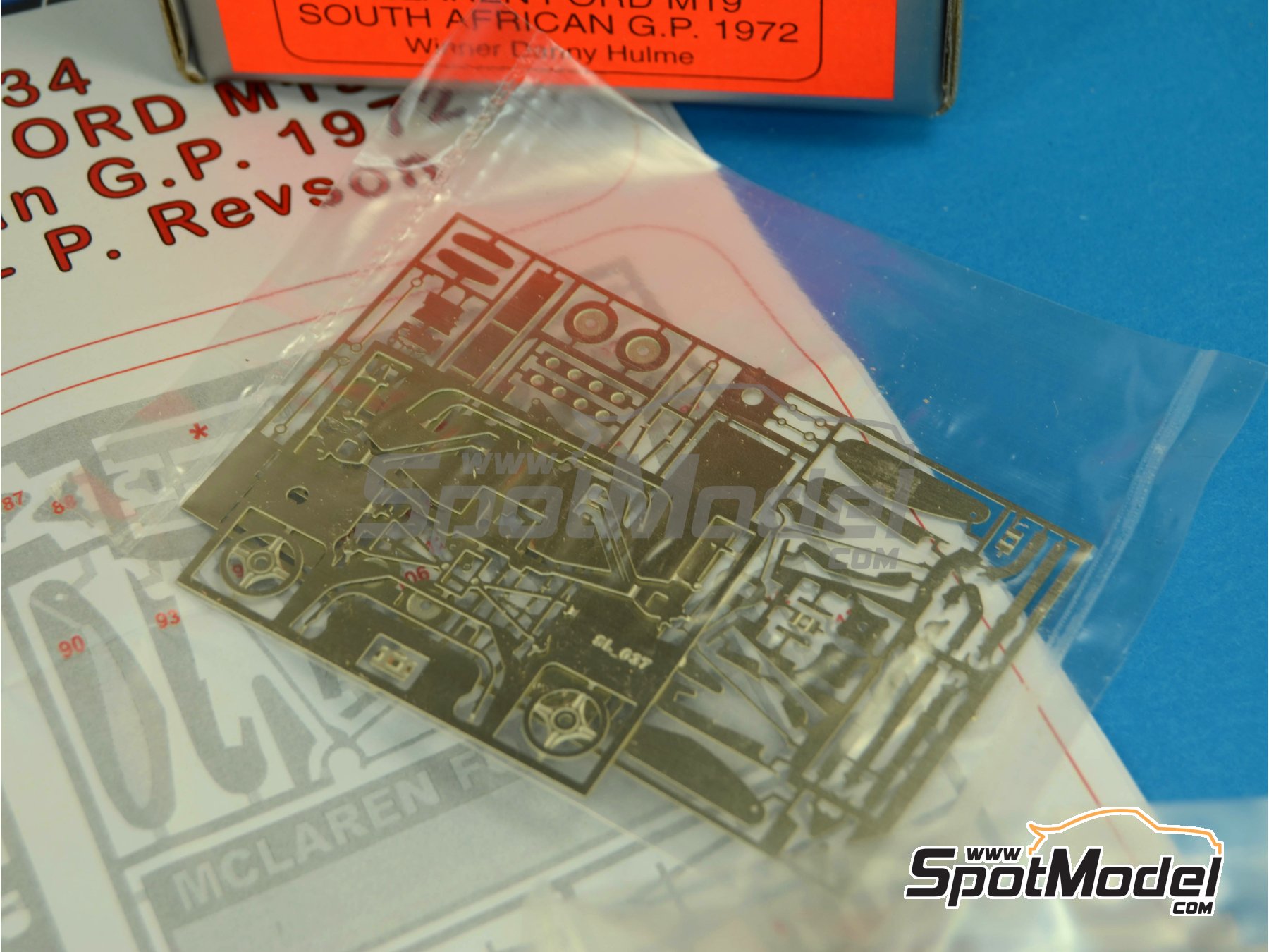 Image 4: McLaren Ford M19 McLaren Racing Limited Team sponsored by Yardley - South African Formula 1 Grand Prix 1972 | Car scale model kit in 1/43 scale manufactured by Tameo Kits (ref.&nbsp;SLK034)