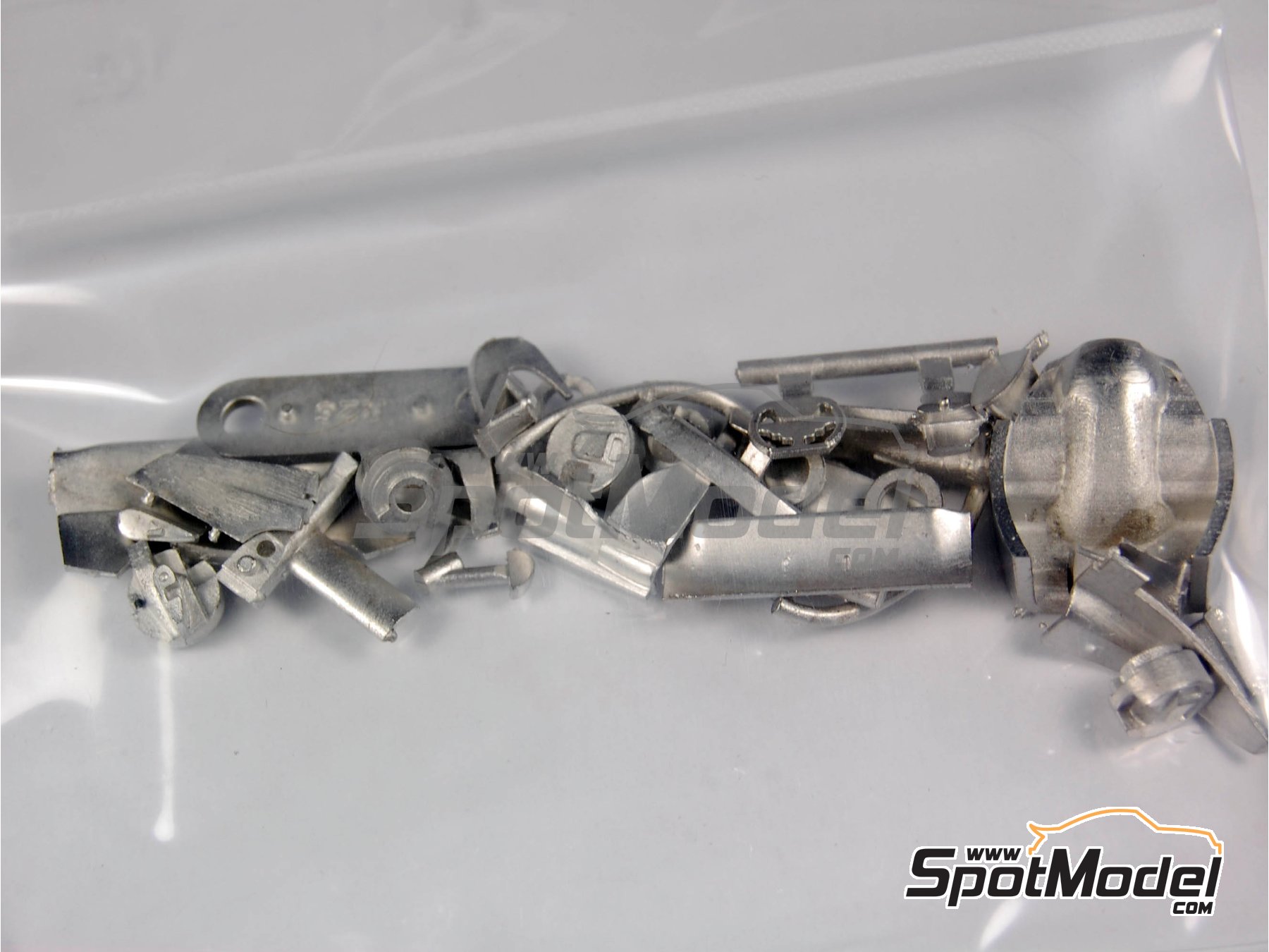 Image 8: Renault R26 Renault F1 Team - Brazilian Formula 1 Grand Prix 2006 | Car scale model kit in 1/43 scale manufactured by Tameo Kits (ref.&nbsp;SLK037)