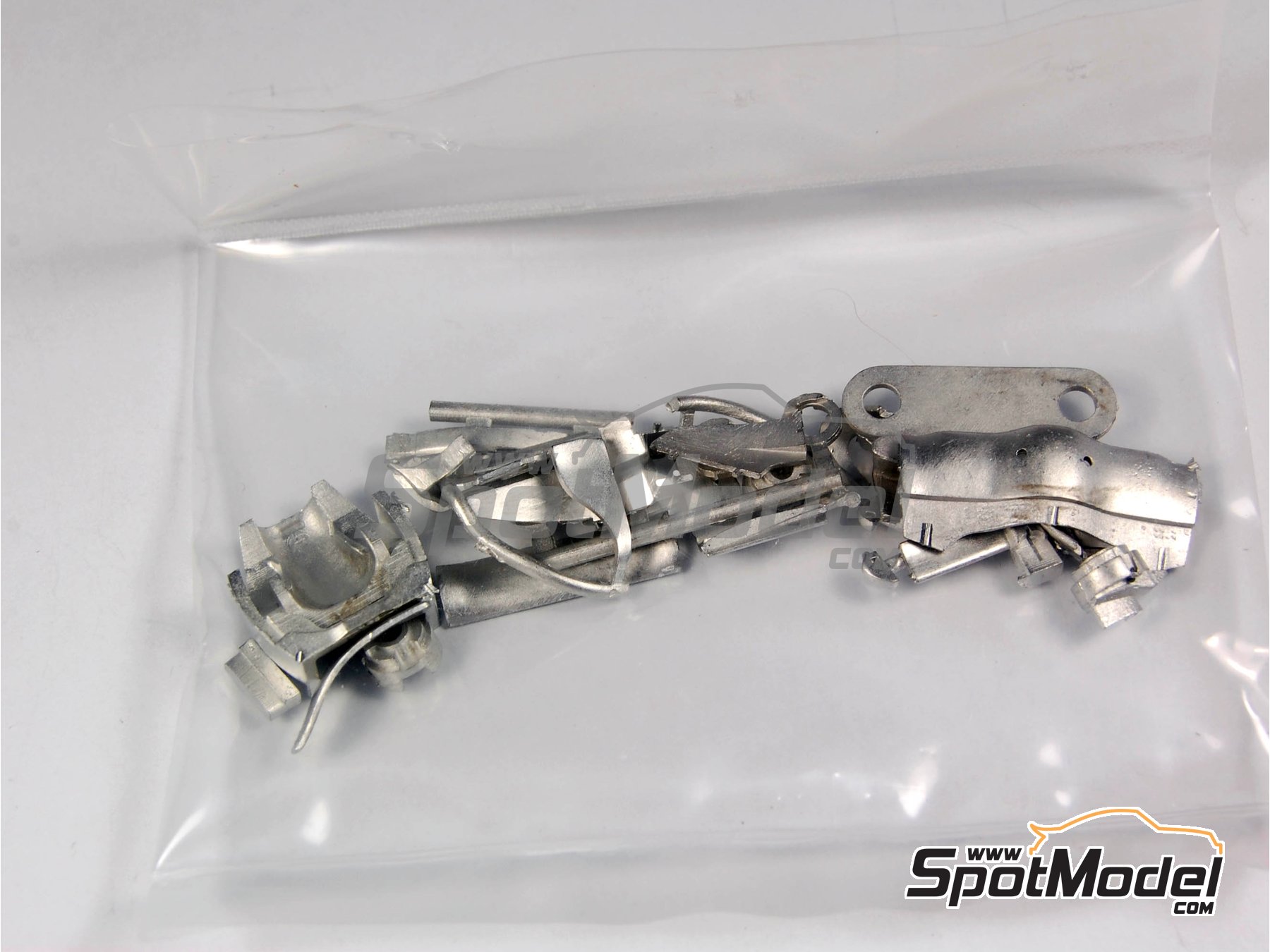 Image 9: Renault R26 Renault F1 Team - Brazilian Formula 1 Grand Prix 2006 | Car scale model kit in 1/43 scale manufactured by Tameo Kits (ref.&nbsp;SLK037)