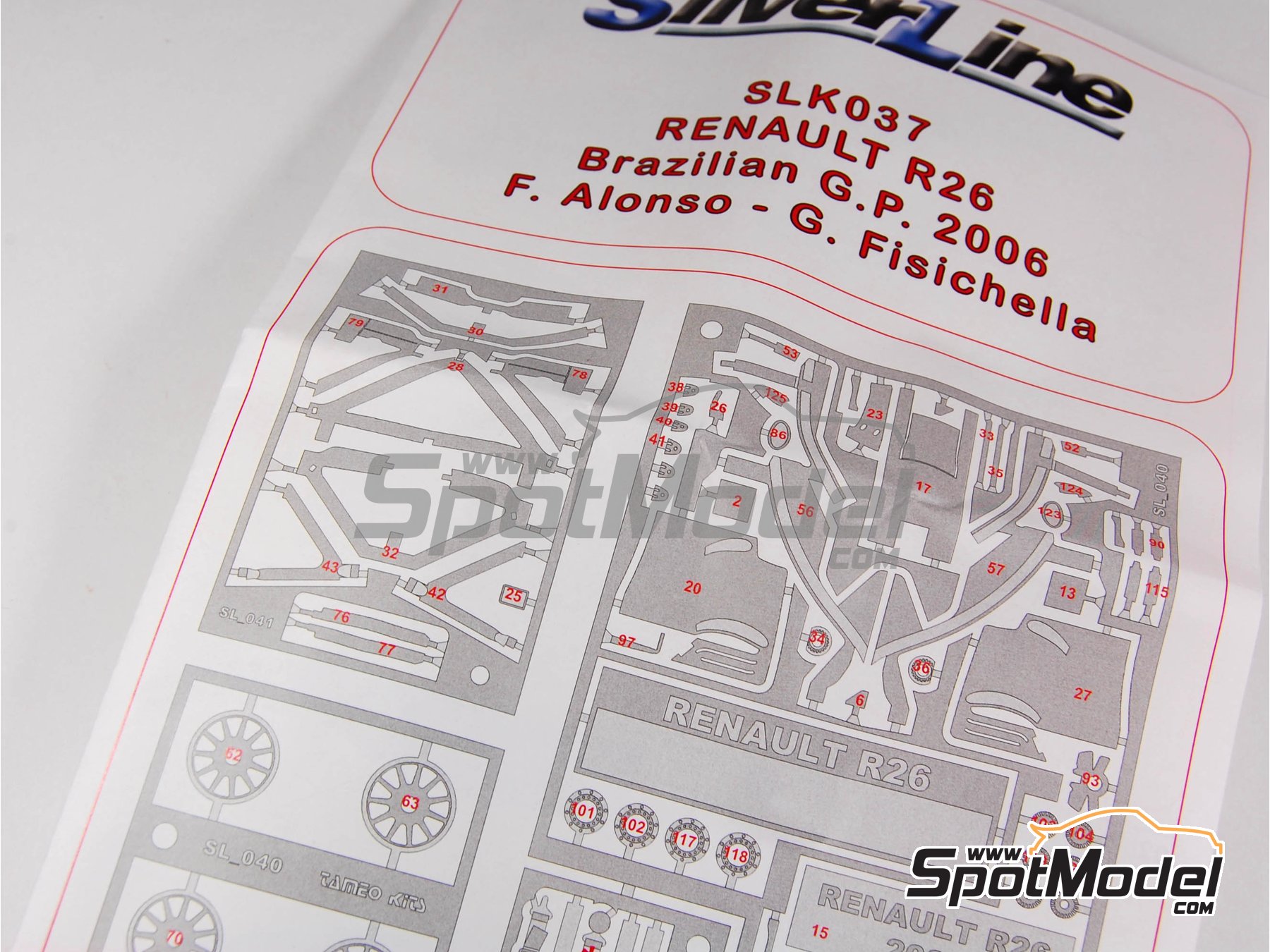 Image 23: Renault R26 Renault F1 Team - Brazilian Formula 1 Grand Prix 2006 | Car scale model kit in 1/43 scale manufactured by Tameo Kits (ref.&nbsp;SLK037)