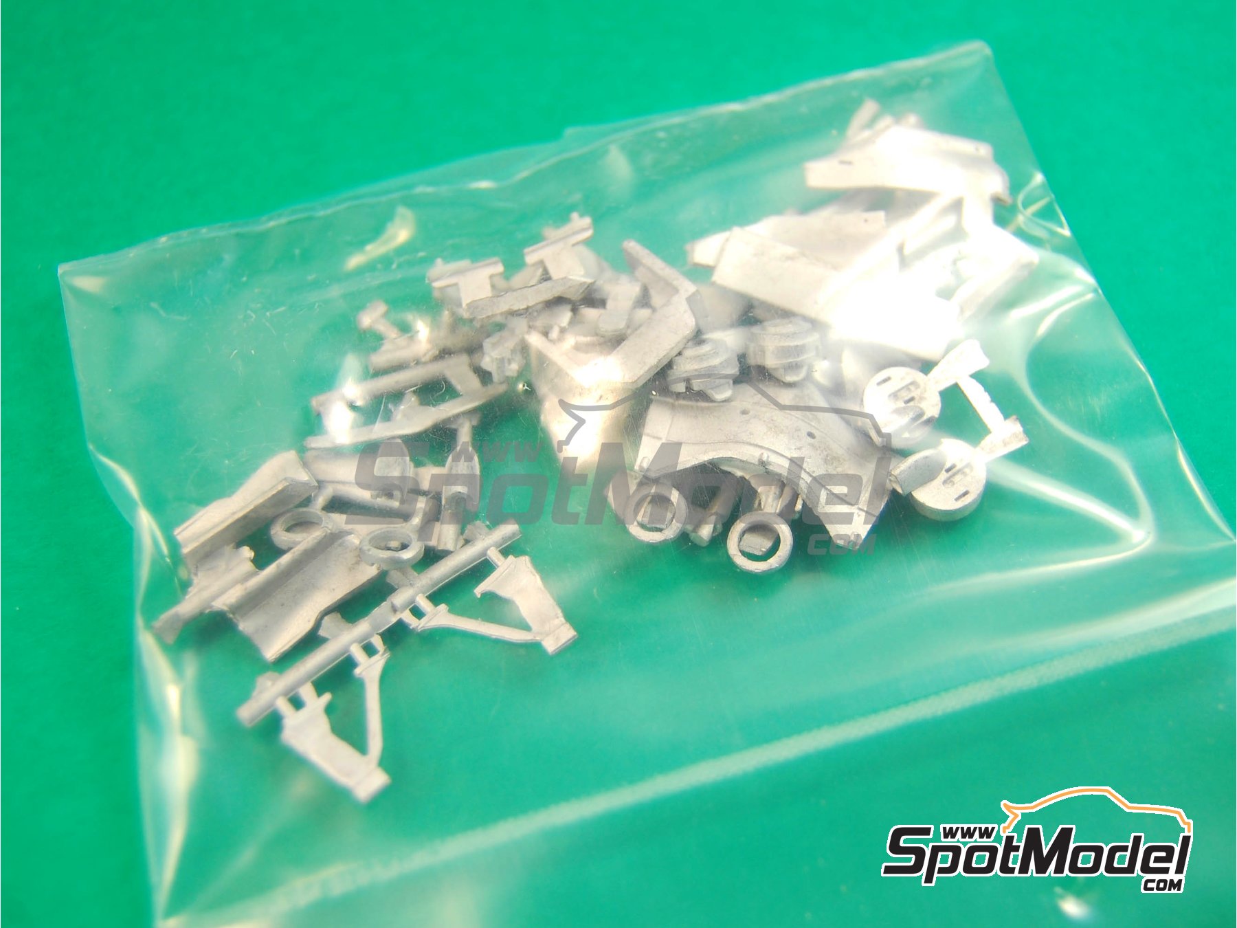 Image 3: McLaren MP4/22 Equipo McLaren Racing Limited patrocinado por Vodafone - Gran Premio de F&oacute;rmula 1 de Italia 2007 | Maqueta de coche en escala&nbsp;1/43 fabricado por Tameo Kits (ref.&nbsp;SLK053)