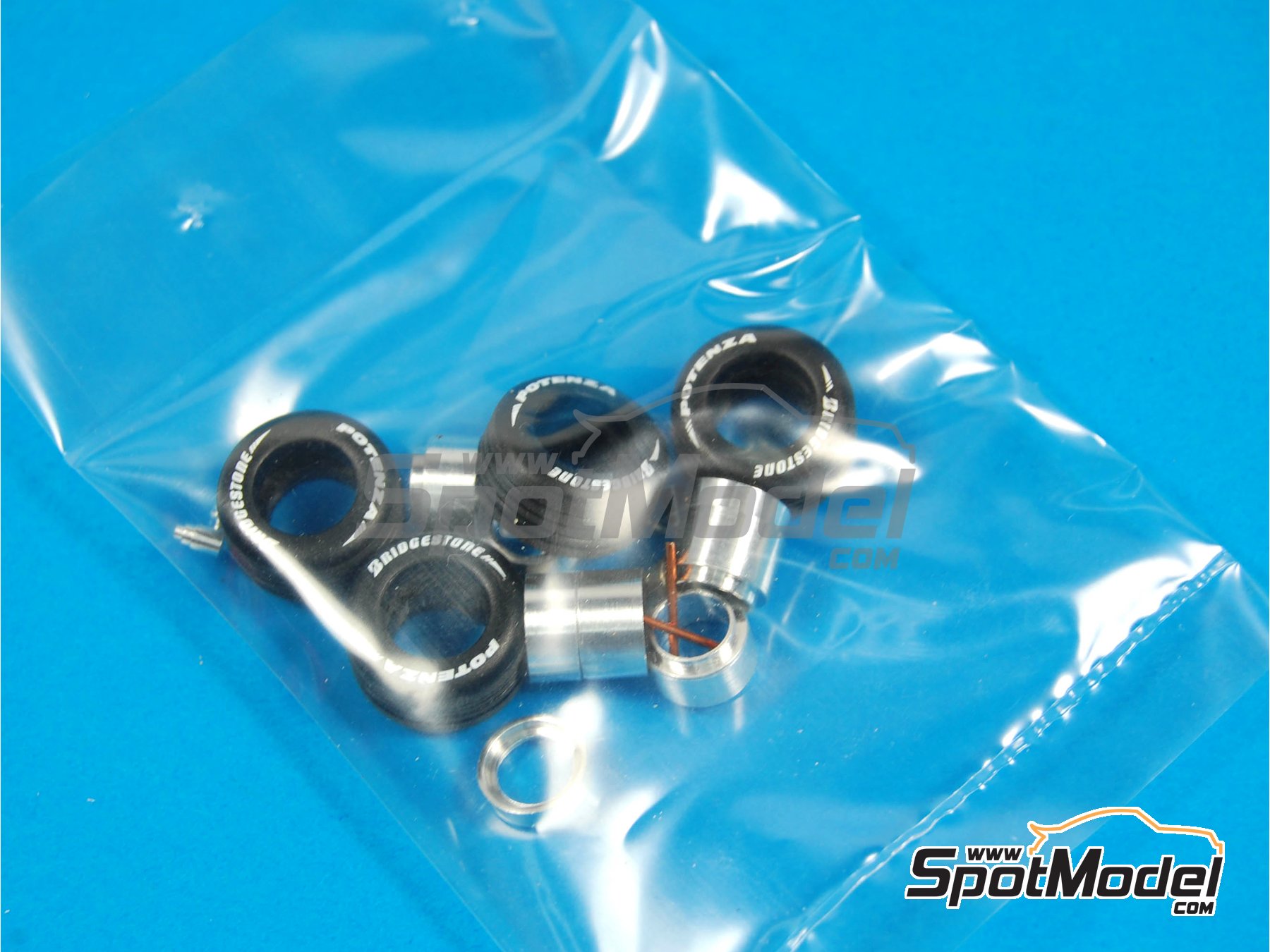 Image 5: Renault R26 30 aniversario Equipo Renault F1 patrocinado por ELF - Gran Premio de F&oacute;rmula 1 de Inglaterra 2007 | Maqueta de coche en escala&nbsp;1/43 fabricado por Tameo Kits (ref.&nbsp;SLK061)