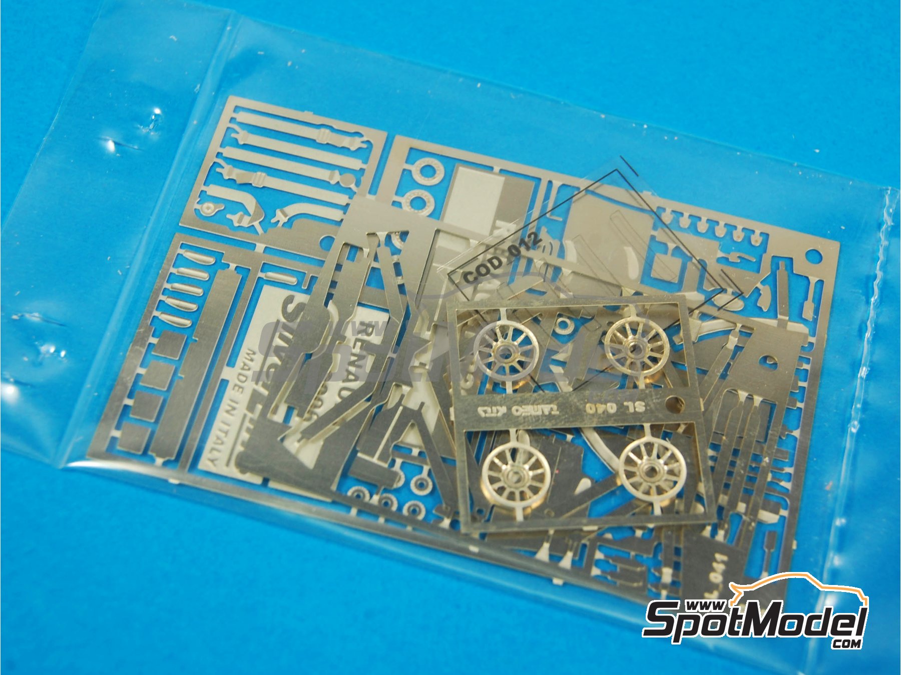 Image 7: Renault R26 30 aniversario Equipo Renault F1 patrocinado por ELF - Gran Premio de F&oacute;rmula 1 de Inglaterra 2007 | Maqueta de coche en escala&nbsp;1/43 fabricado por Tameo Kits (ref.&nbsp;SLK061)