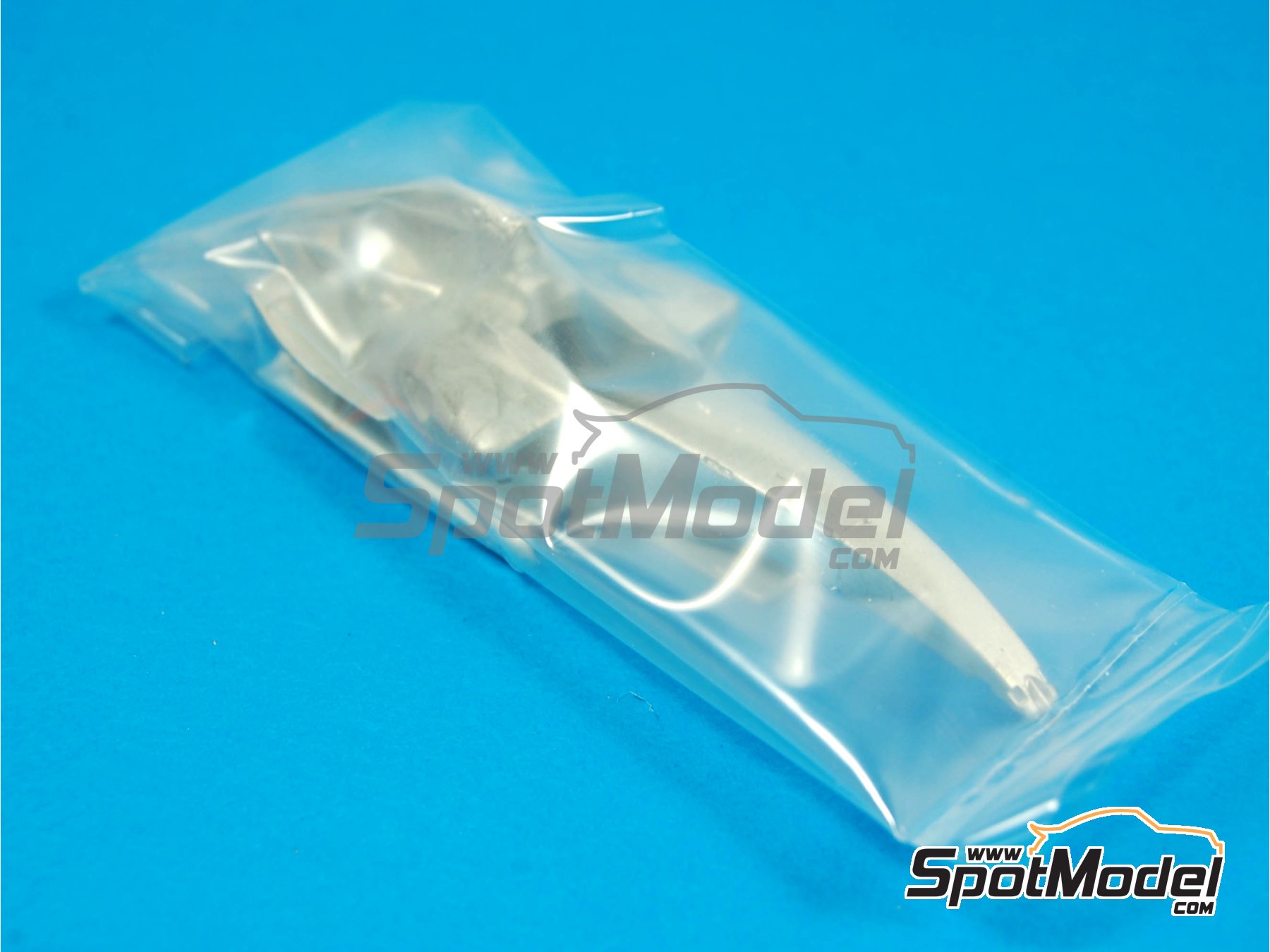 Image 8: Renault R26 30 aniversario Equipo Renault F1 patrocinado por ELF - Gran Premio de F&oacute;rmula 1 de Inglaterra 2007 | Maqueta de coche en escala&nbsp;1/43 fabricado por Tameo Kits (ref.&nbsp;SLK061)