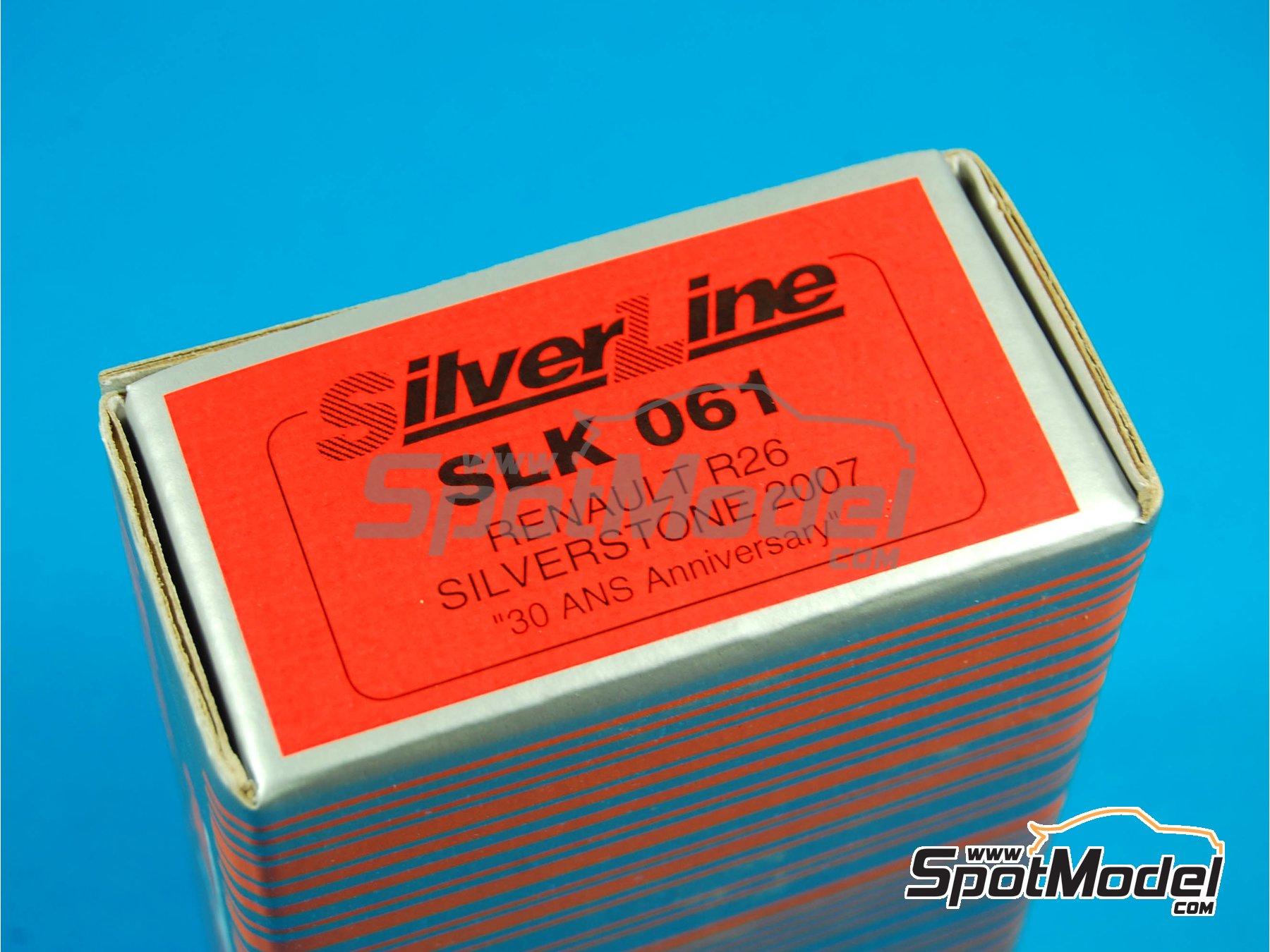 Image 9: Renault R26 30 aniversario Equipo Renault F1 patrocinado por ELF - Gran Premio de F&oacute;rmula 1 de Inglaterra 2007 | Maqueta de coche en escala&nbsp;1/43 fabricado por Tameo Kits (ref.&nbsp;SLK061)