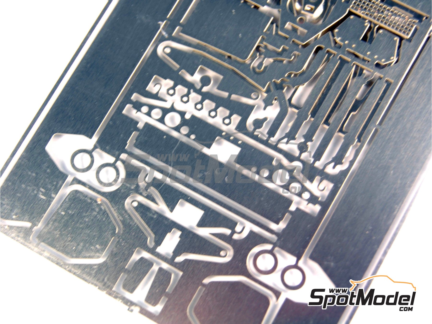 Image 12: Williams Cosworth FW07D 6 ruedas Fly Saudia - Version de test 1981 | Maqueta de coche en escala 1/43 fabricado por Tameo Kits (ref. SLK065)