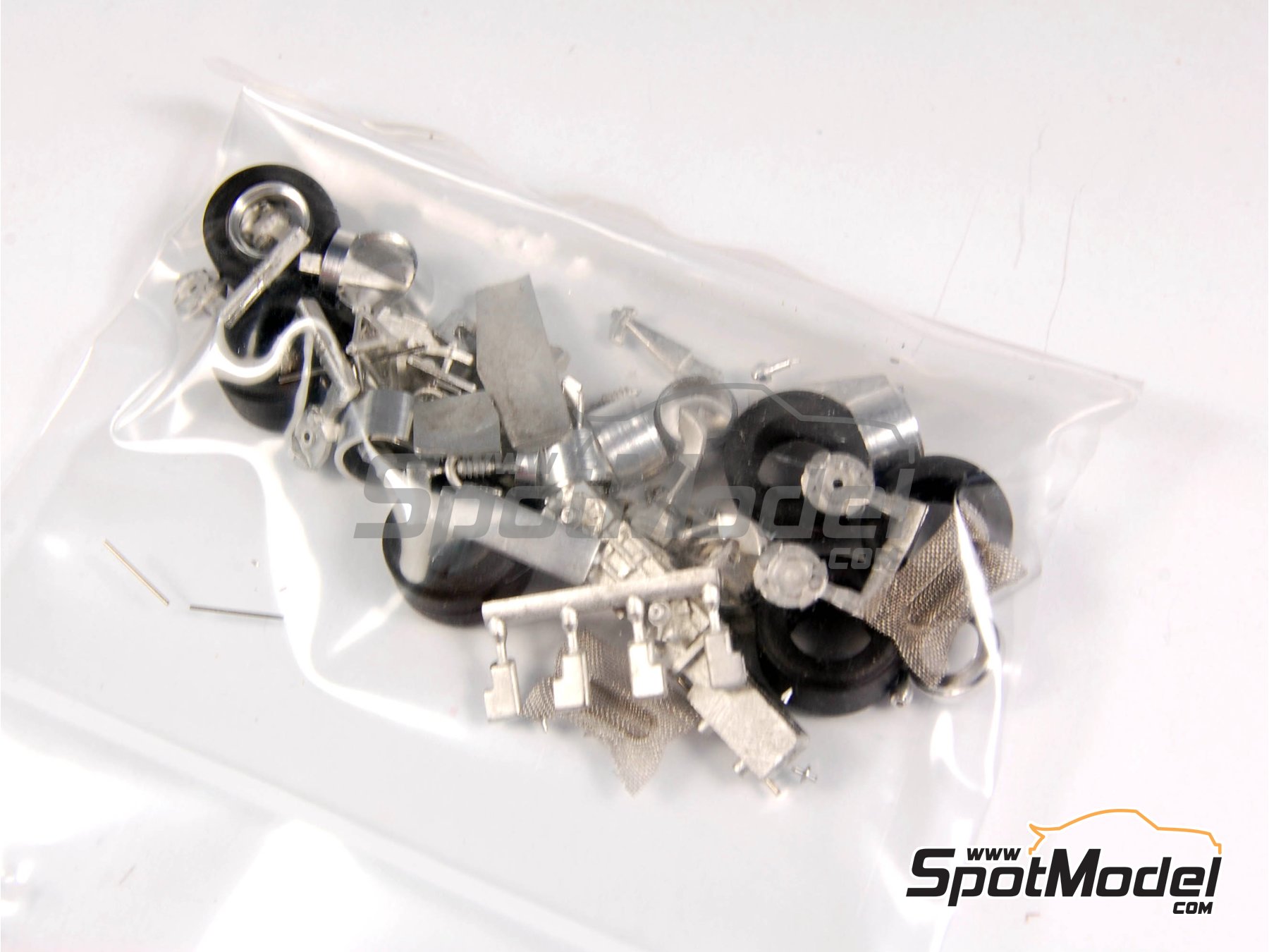 Image 16: Williams Cosworth FW07D 6 ruedas Fly Saudia - Version de test 1981 | Maqueta de coche en escala 1/43 fabricado por Tameo Kits (ref. SLK065)