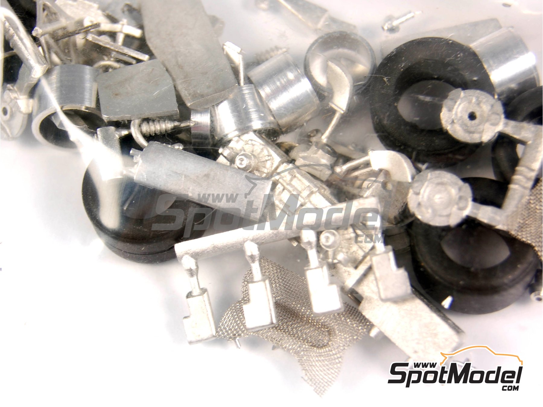 Image 17: Williams Cosworth FW07D 6 ruedas Fly Saudia - Version de test 1981 | Maqueta de coche en escala 1/43 fabricado por Tameo Kits (ref. SLK065)