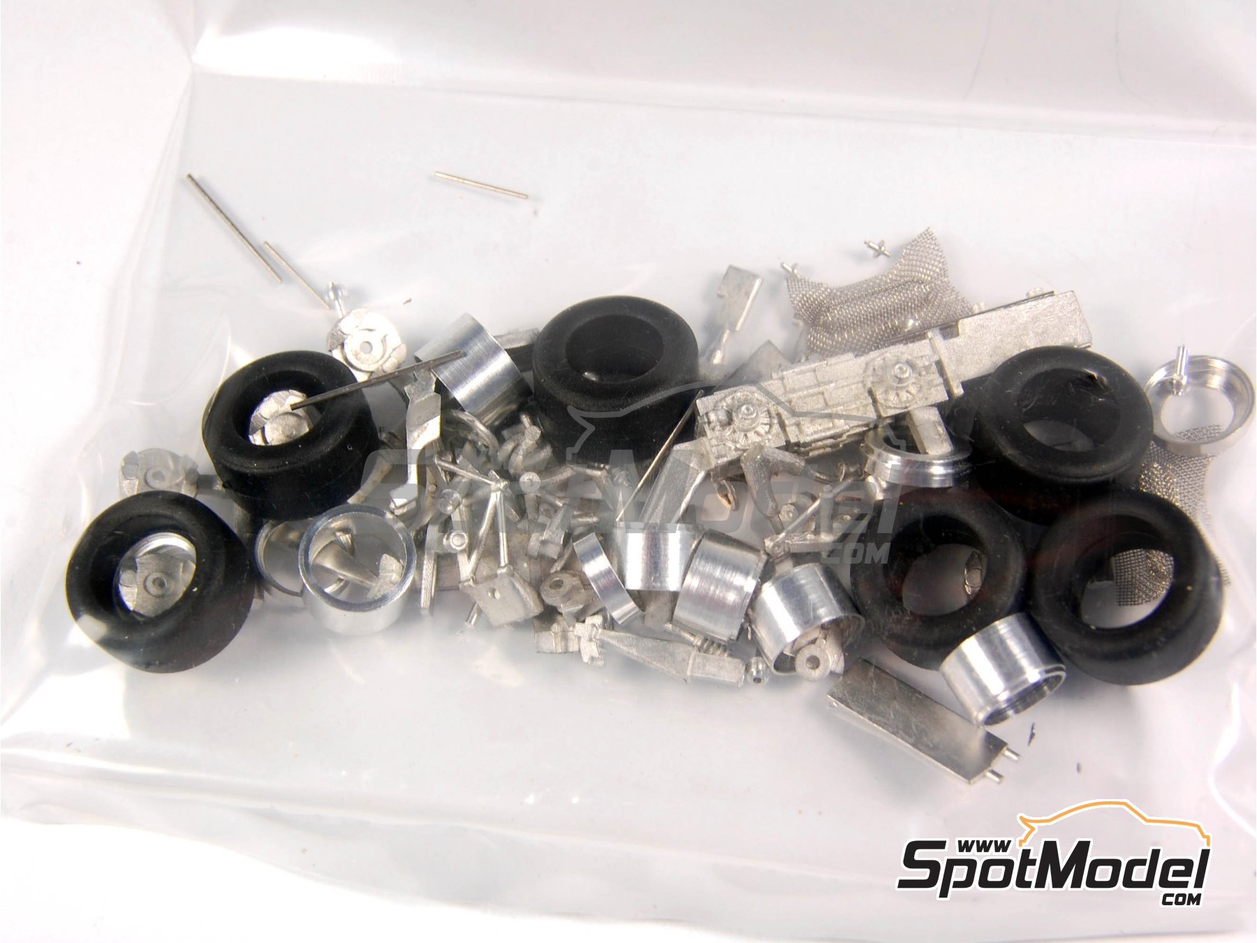 Image 18: Williams Cosworth FW07D 6 ruedas Fly Saudia - Version de test 1981 | Maqueta de coche en escala 1/43 fabricado por Tameo Kits (ref. SLK065)