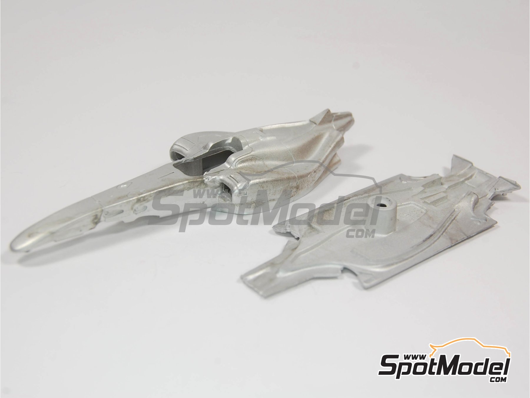 Image 2: McLaren Mercedes MP4/25 Equipo McLaren Racing Limited patrocinado por Vodafone - Gran Premio de F&oacute;rmula 1 de China 2010 | Maqueta de coche en escala&nbsp;1/43 fabricado por Tameo Kits (ref.&nbsp;SLK075)