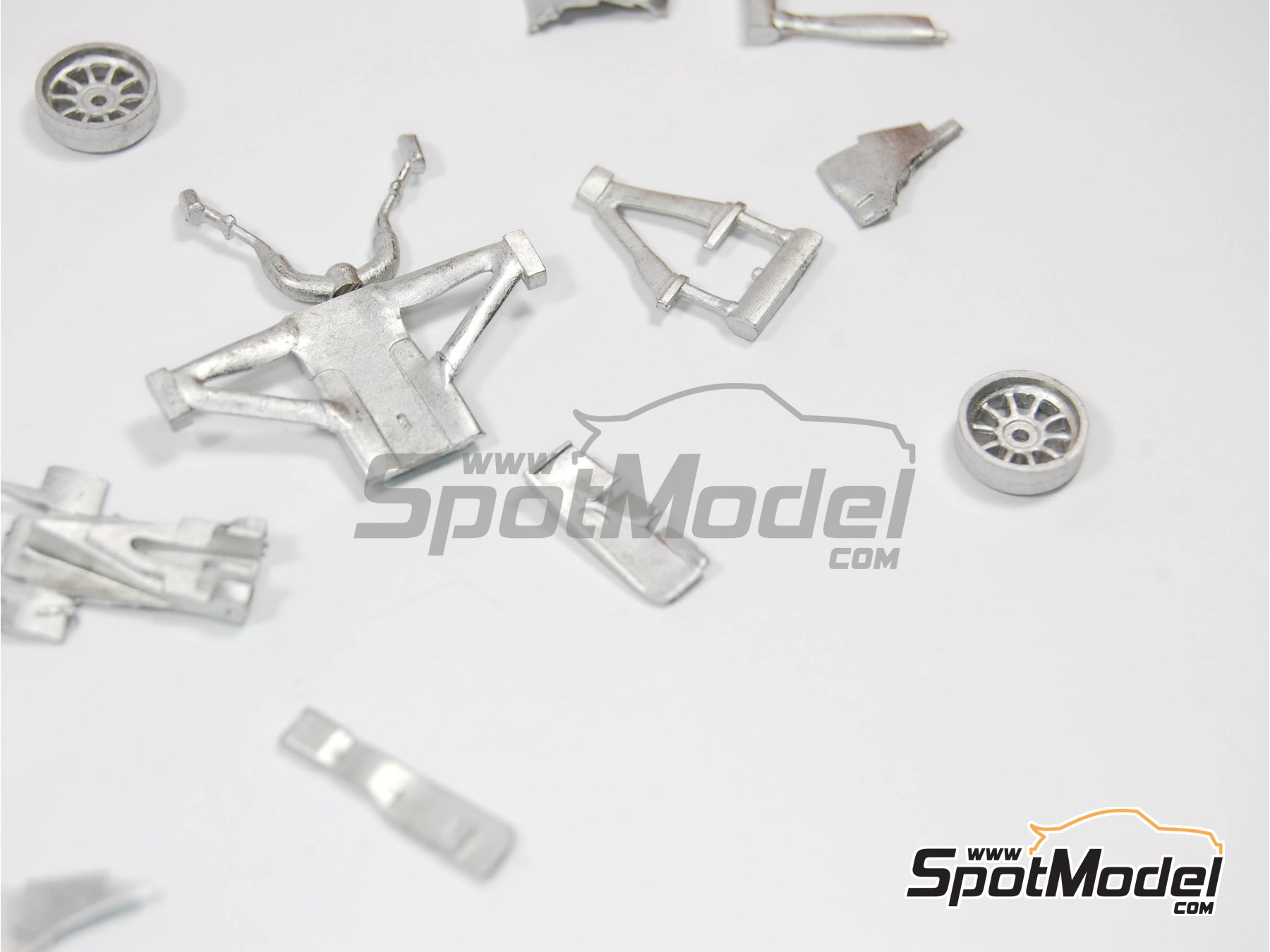 Image 5: McLaren Mercedes MP4/25 Equipo McLaren Racing Limited patrocinado por Vodafone - Gran Premio de F&oacute;rmula 1 de China 2010 | Maqueta de coche en escala&nbsp;1/43 fabricado por Tameo Kits (ref.&nbsp;SLK075)