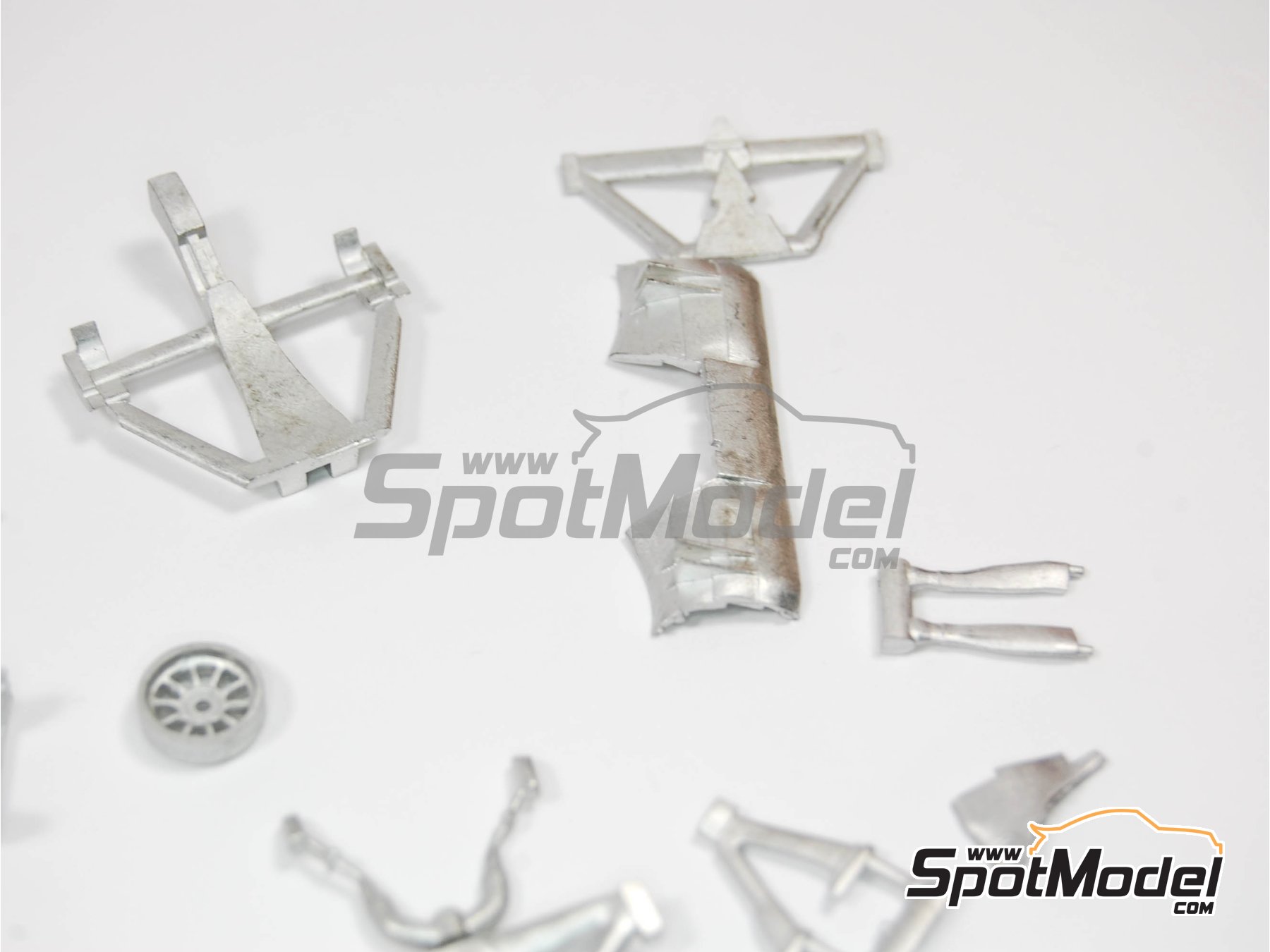 Image 6: McLaren Mercedes MP4/25 Equipo McLaren Racing Limited patrocinado por Vodafone - Gran Premio de F&oacute;rmula 1 de China 2010 | Maqueta de coche en escala&nbsp;1/43 fabricado por Tameo Kits (ref.&nbsp;SLK075)