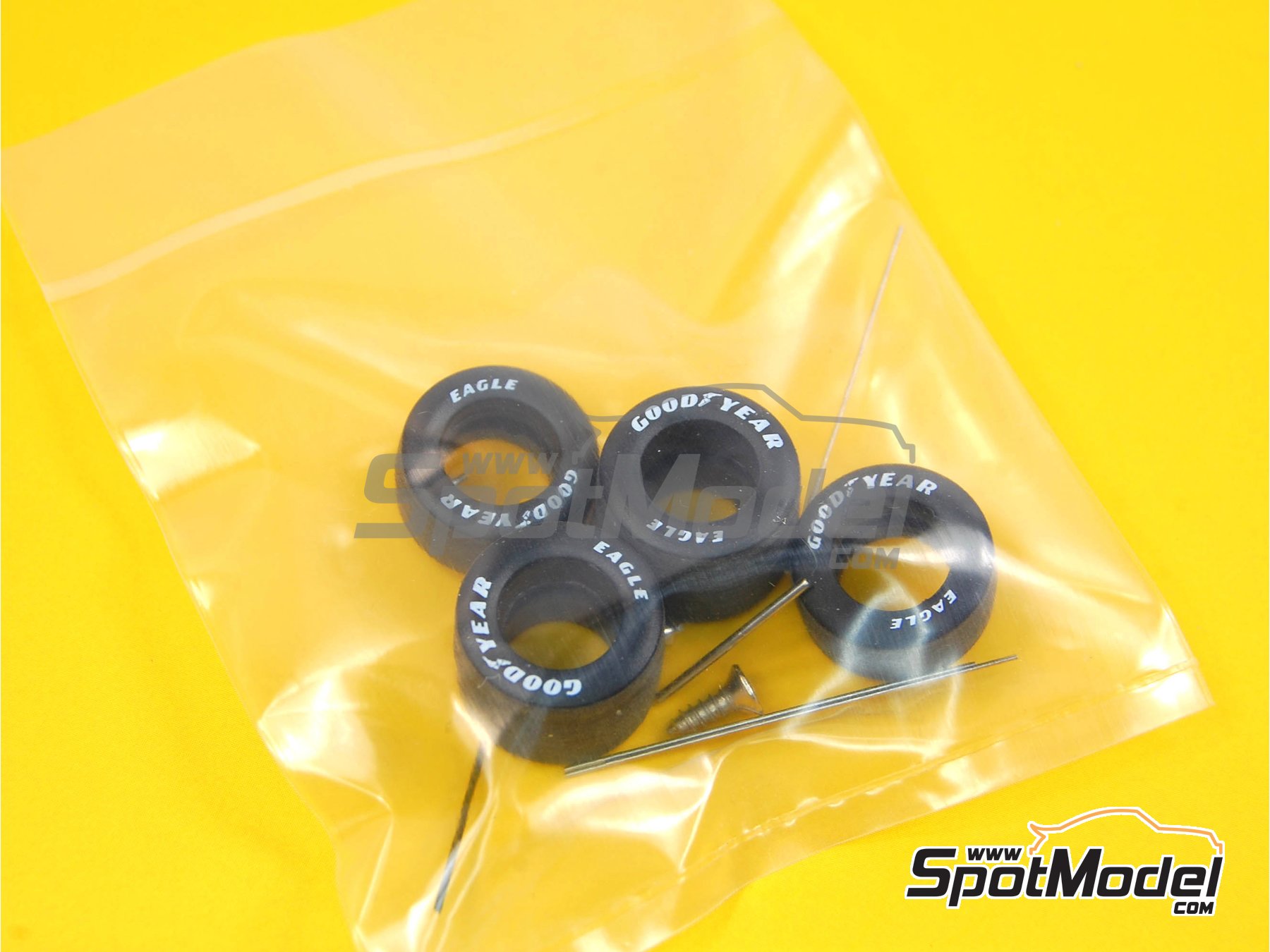 Image 7: Lotus Honda 99T Equipo Lotus patrocinado por DeLonghi - Gran Premio de Formula 1 de M&oacute;naco, Gran Premio de F&oacute;rmula 1 de San Marino 1987 | Maqueta de coche en escala&nbsp;1/43 fabricado por Tameo Kits (ref.&nbsp;SLK086)