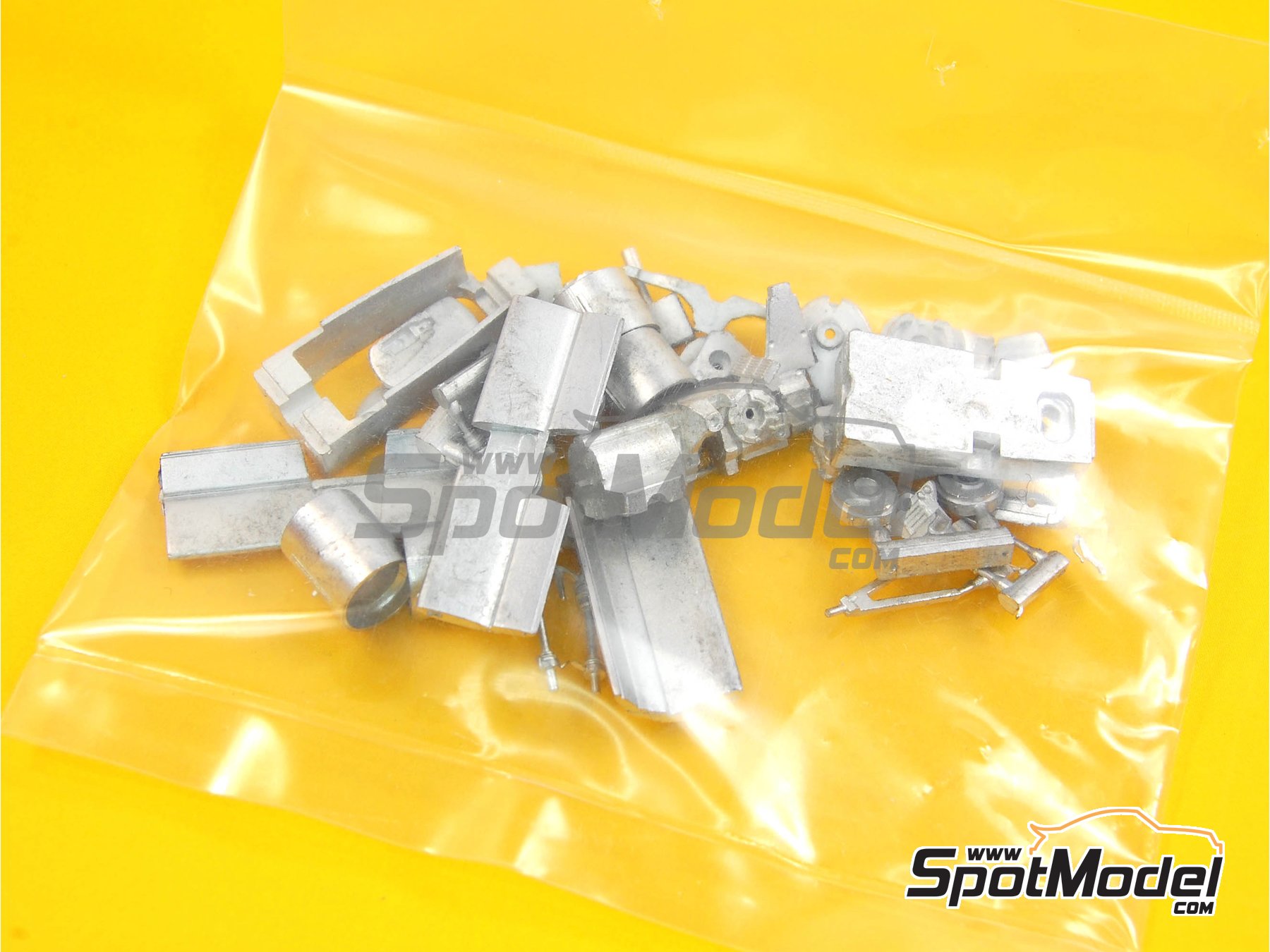 Image 8: Lotus Honda 99T Equipo Lotus patrocinado por DeLonghi - Gran Premio de Formula 1 de M&oacute;naco, Gran Premio de F&oacute;rmula 1 de San Marino 1987 | Maqueta de coche en escala&nbsp;1/43 fabricado por Tameo Kits (ref.&nbsp;SLK086)