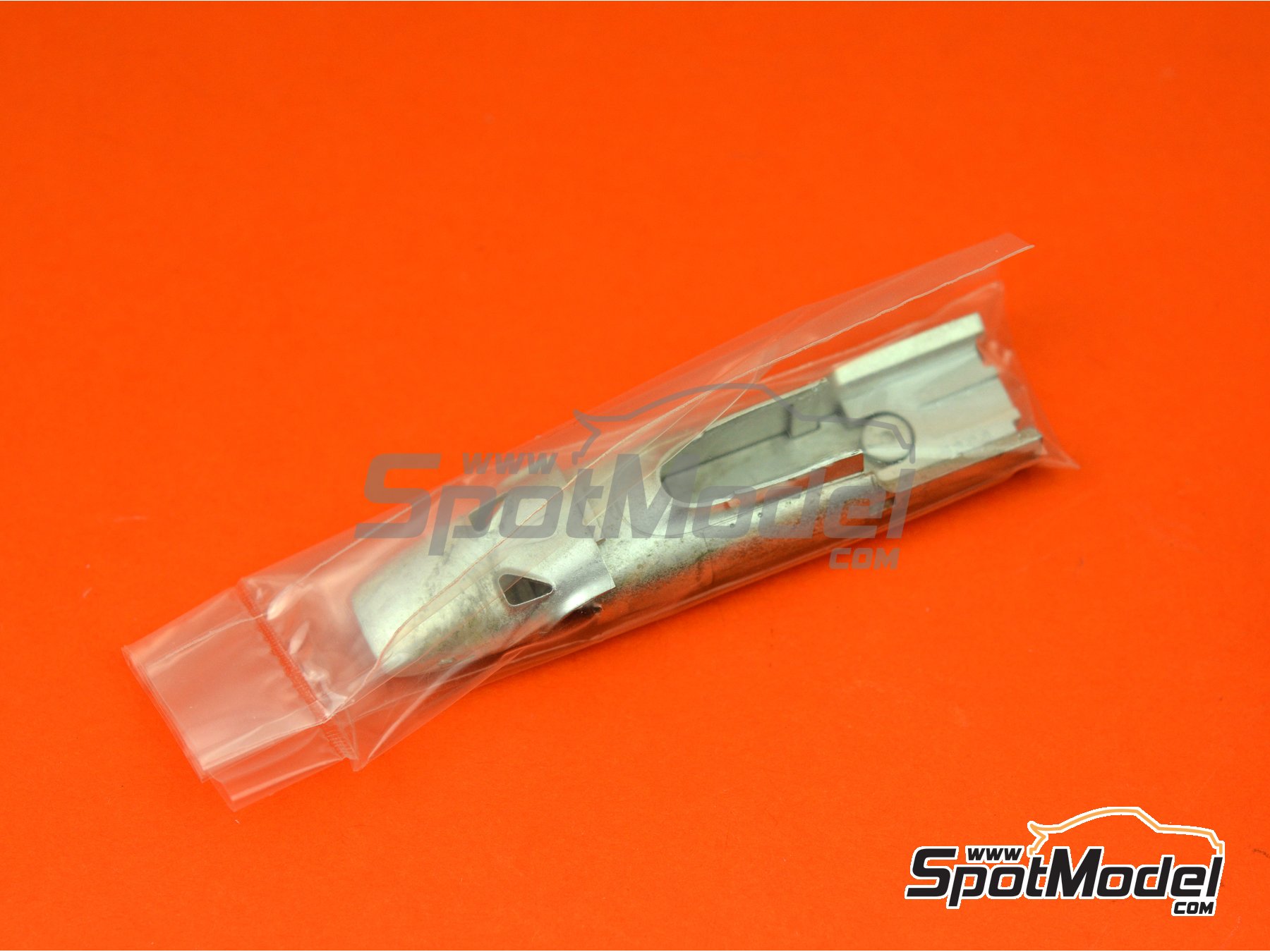 Image 4: Ferrari 312 F1 - British Formula 1 Grand Prix 1968 | Car scale model kit in 1/43 scale manufactured by Tameo Kits (ref.&nbsp;SLK118)