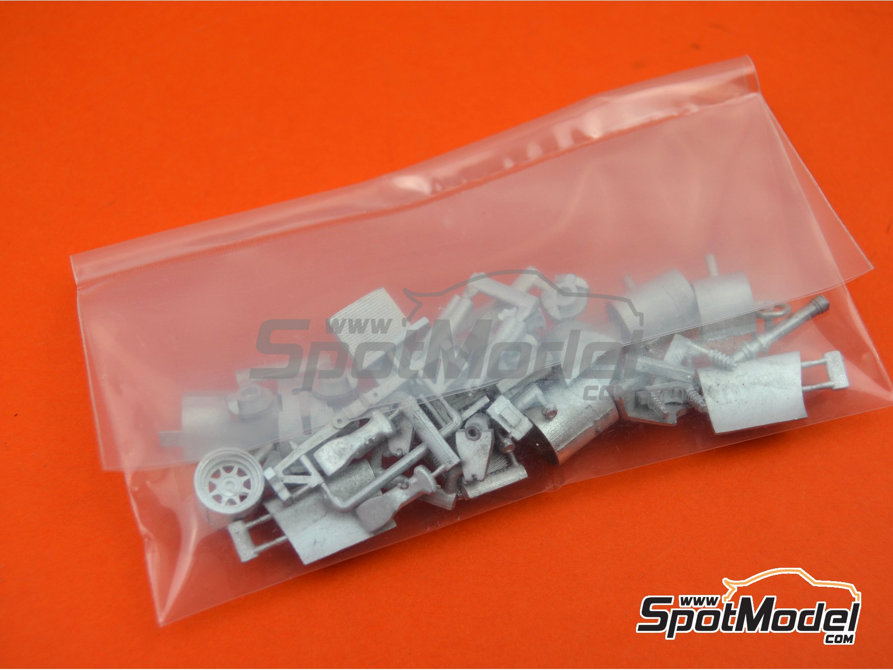 Image 9: Williams Honda FW09 Williams Grand Prix Engineering Team sponsored by TAG Denim - South African Formula 1 Grand Prix 1983 | Car scale model kit in 1/43 scale manufactured by Tameo Kits (ref.&nbsp;SLK119)