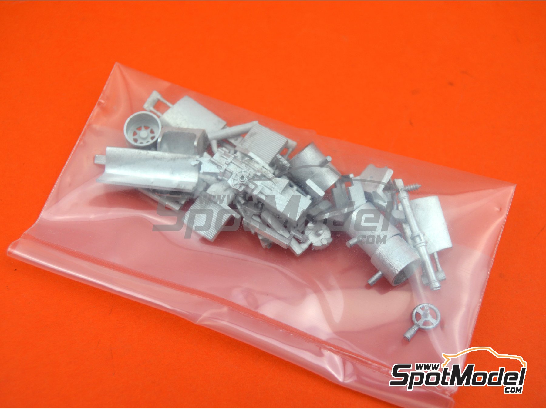 Image 10: Williams Honda FW09 Williams Grand Prix Engineering Team sponsored by TAG Denim - South African Formula 1 Grand Prix 1983 | Car scale model kit in 1/43 scale manufactured by Tameo Kits (ref.&nbsp;SLK119)