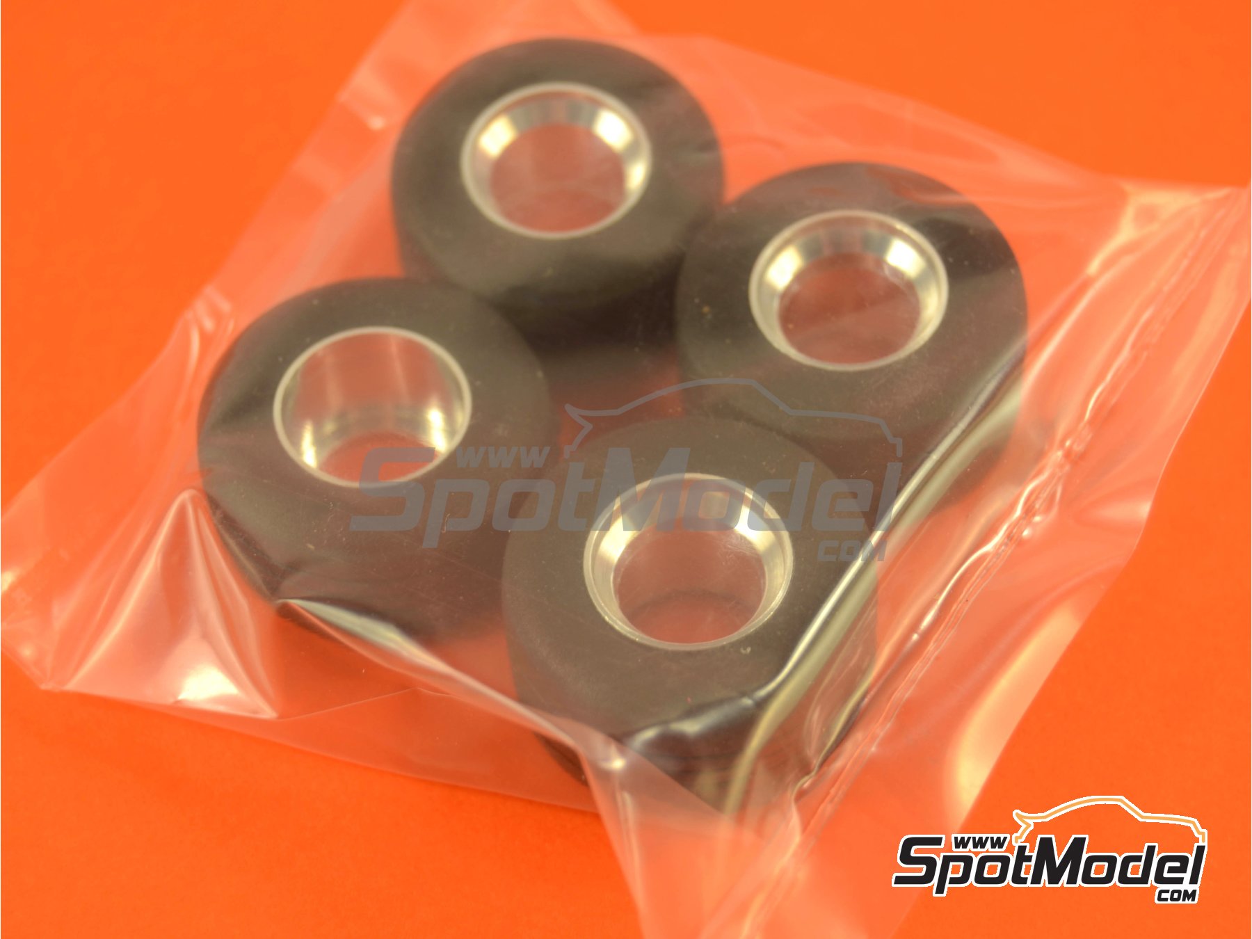 Image 9: Ferrari F1 2000 Scuderia Ferrari Team sponsored by Marlboro - Malaysia Formula 1 Grand Prix 2000 | Car scale model kit in 1/24 scale manufactured by Tameo Kits (ref. TLK002)