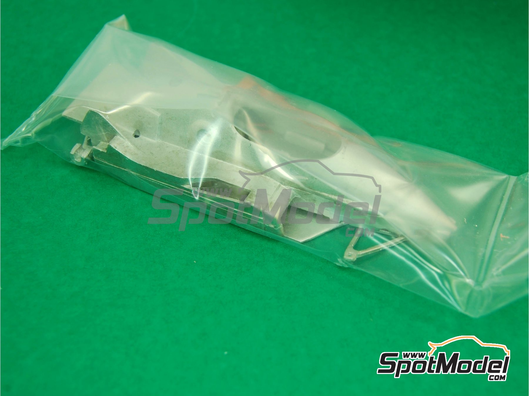 Image 4: Renault Turbo RE40 Equipo Renault F1 patrocinado por ELF - Gran Premio de F&oacute;rmula 1 de Belgica 1983 | Maqueta de coche en escala&nbsp;1/43 fabricado por Tameo Kits (ref.&nbsp;TMK008)