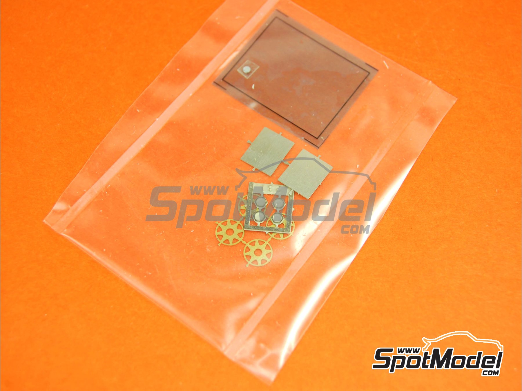 Image 8: Ferrari 126C4 Equipo Scuderia Ferrari patrocinado por Fiat Agip - Gran Premio de Fórmula 1 de Belgica 1984 | Maqueta de coche en escala 1/43 fabricado por Tameo Kits (ref. TMK011)