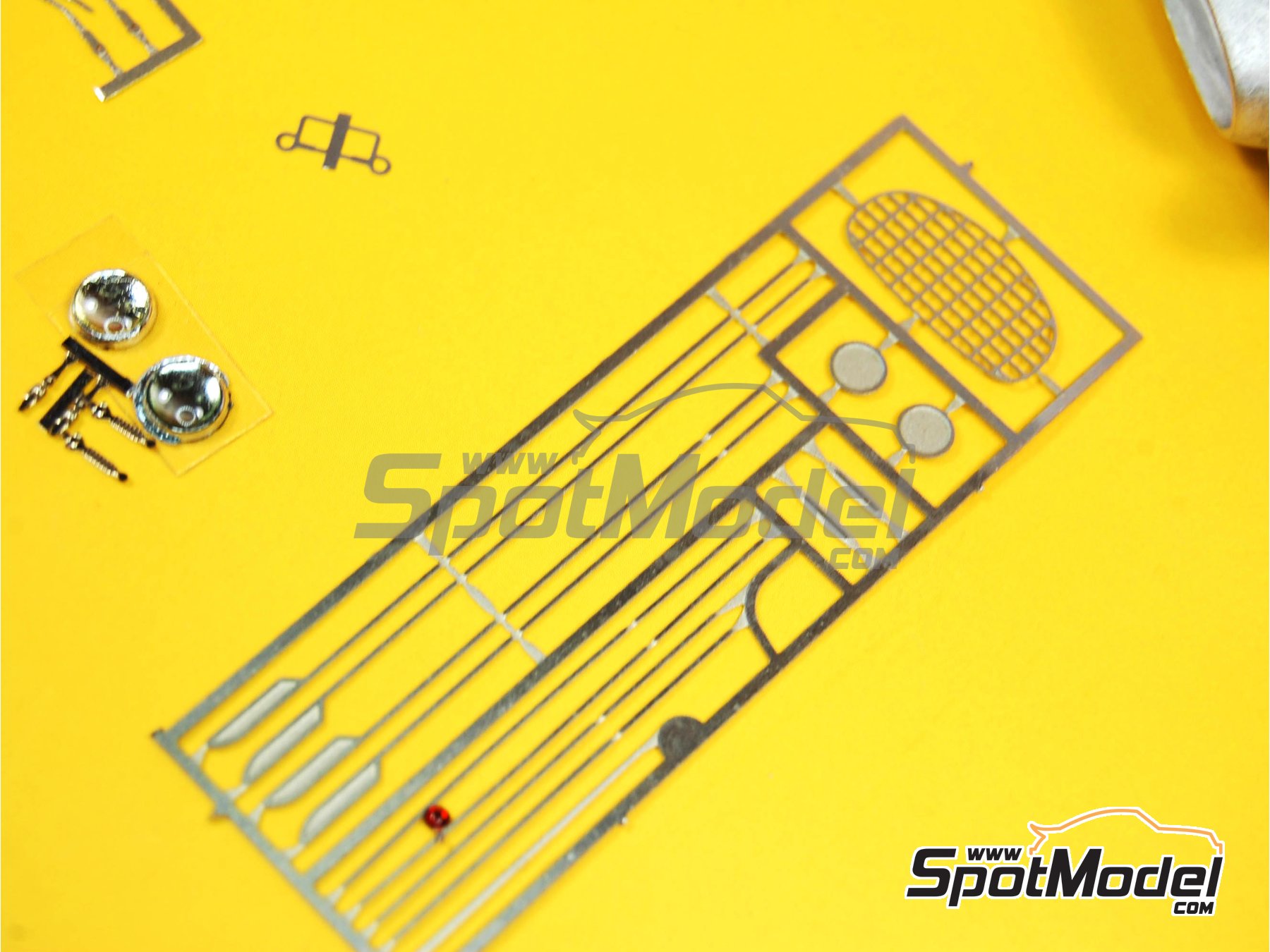 Image 9: Ferrari 340 Mexico Coupe sponsored by Sinclair, Productos 1*2*3 - Carrera Panamericana 1952 | Car scale model kit in 1/43 scale manufactured by Tameo Kits (ref.&nbsp;TMK017)