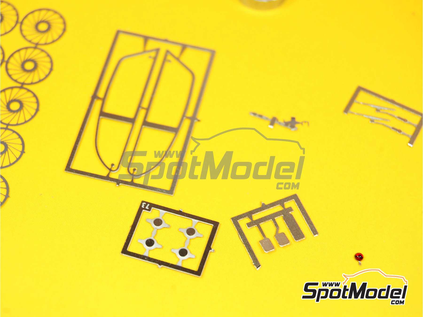 Image 11: Ferrari 340 Mexico Coupe sponsored by Sinclair, Productos 1*2*3 - Carrera Panamericana 1952 | Car scale model kit in 1/43 scale manufactured by Tameo Kits (ref.&nbsp;TMK017)