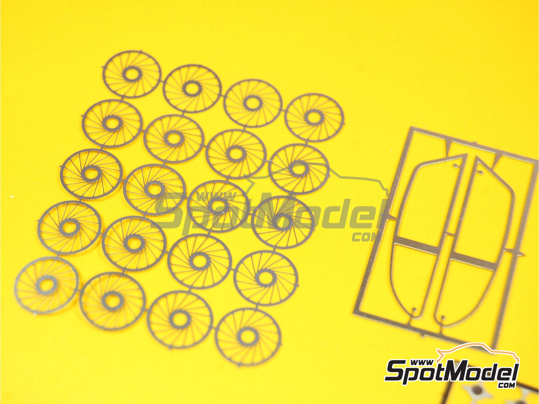 Image 12: Ferrari 340 Mexico Coupe sponsored by Sinclair, Productos 1*2*3 - Carrera Panamericana 1952 | Car scale model kit in 1/43 scale manufactured by Tameo Kits (ref.&nbsp;TMK017)