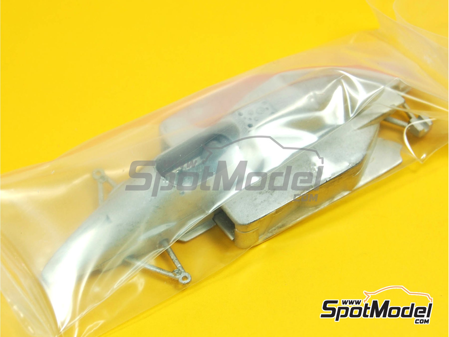 Image 2: Osella Alfa Romeo FA1/G sponsored by Kelemata - Monaco Formula 1 Grand Prix 1985 | Car scale model kit in 1/43 scale manufactured by Tameo Kits (ref.&nbsp;TMK048)