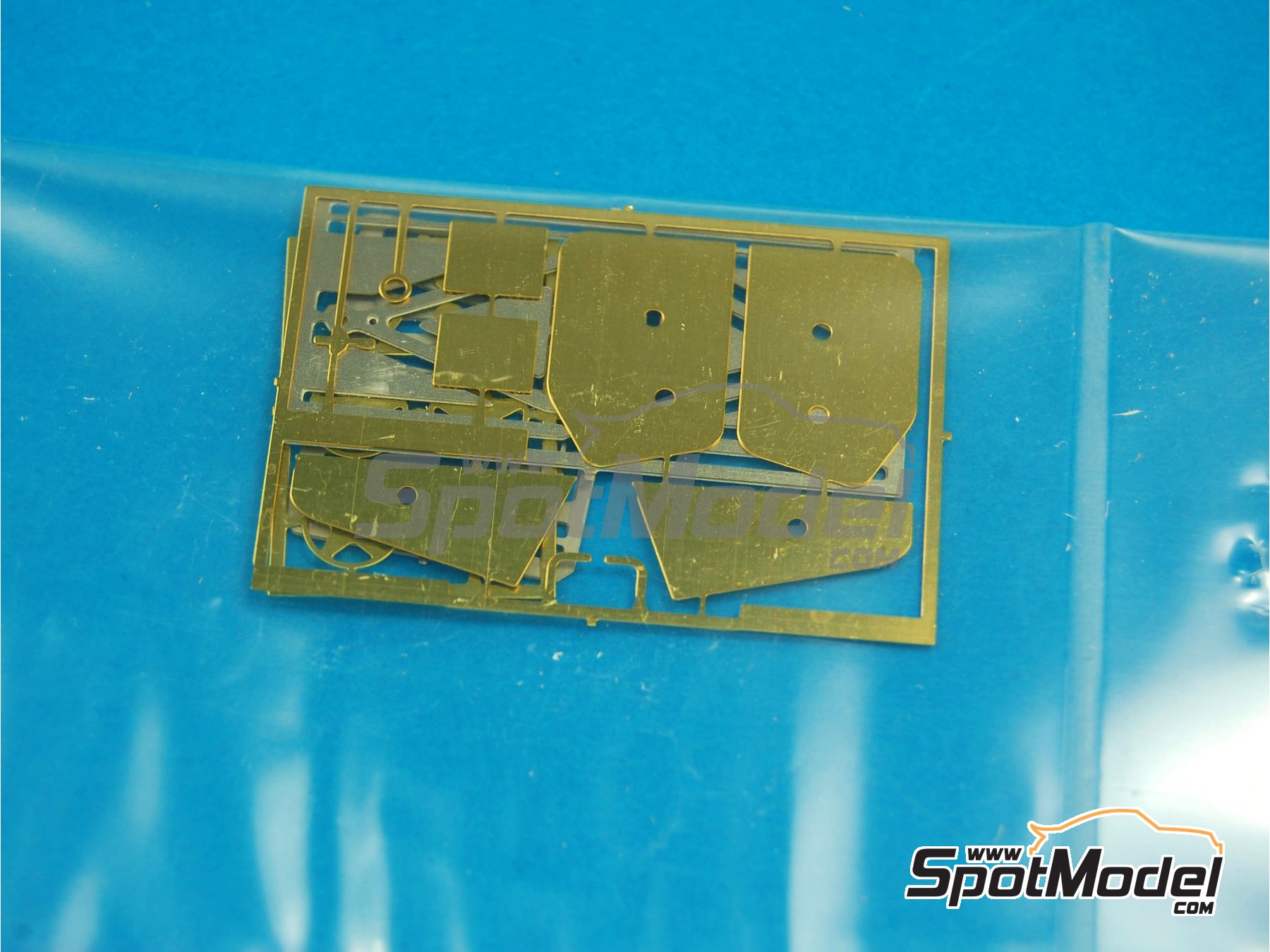 Image 8: Osella Alfa Romeo FA1/L patrocinado por Stievani - Gran Premio de Formula 1 de M&oacute;naco 1988 | Maqueta de coche en escala&nbsp;1/43 fabricado por Tameo Kits (ref.&nbsp;TMK073)